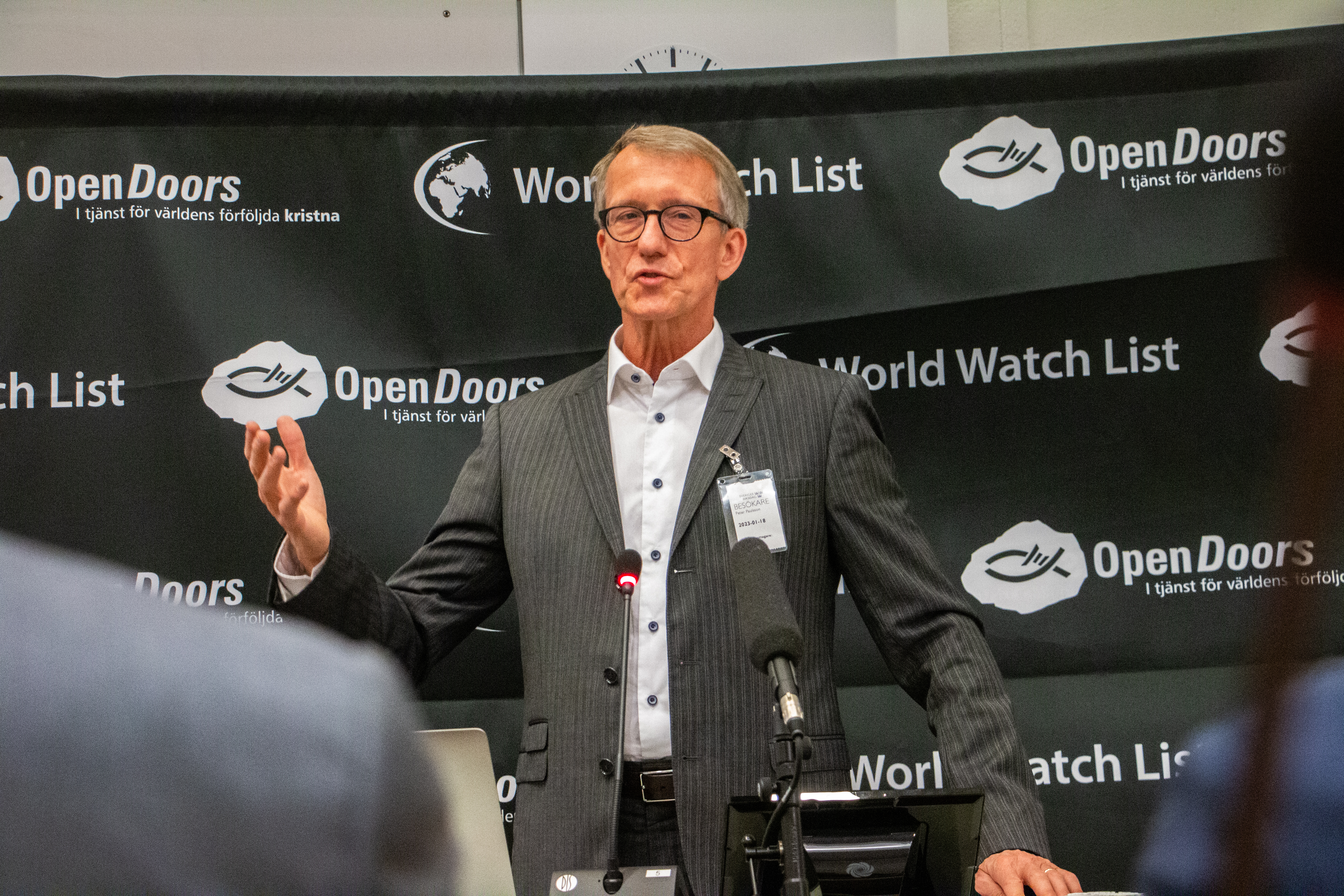 Peter Paulsson, generalsekreterare för Open Doors i Sverige, presenterar 2023 års "World watch list" på ett seminarium i riksdagen.