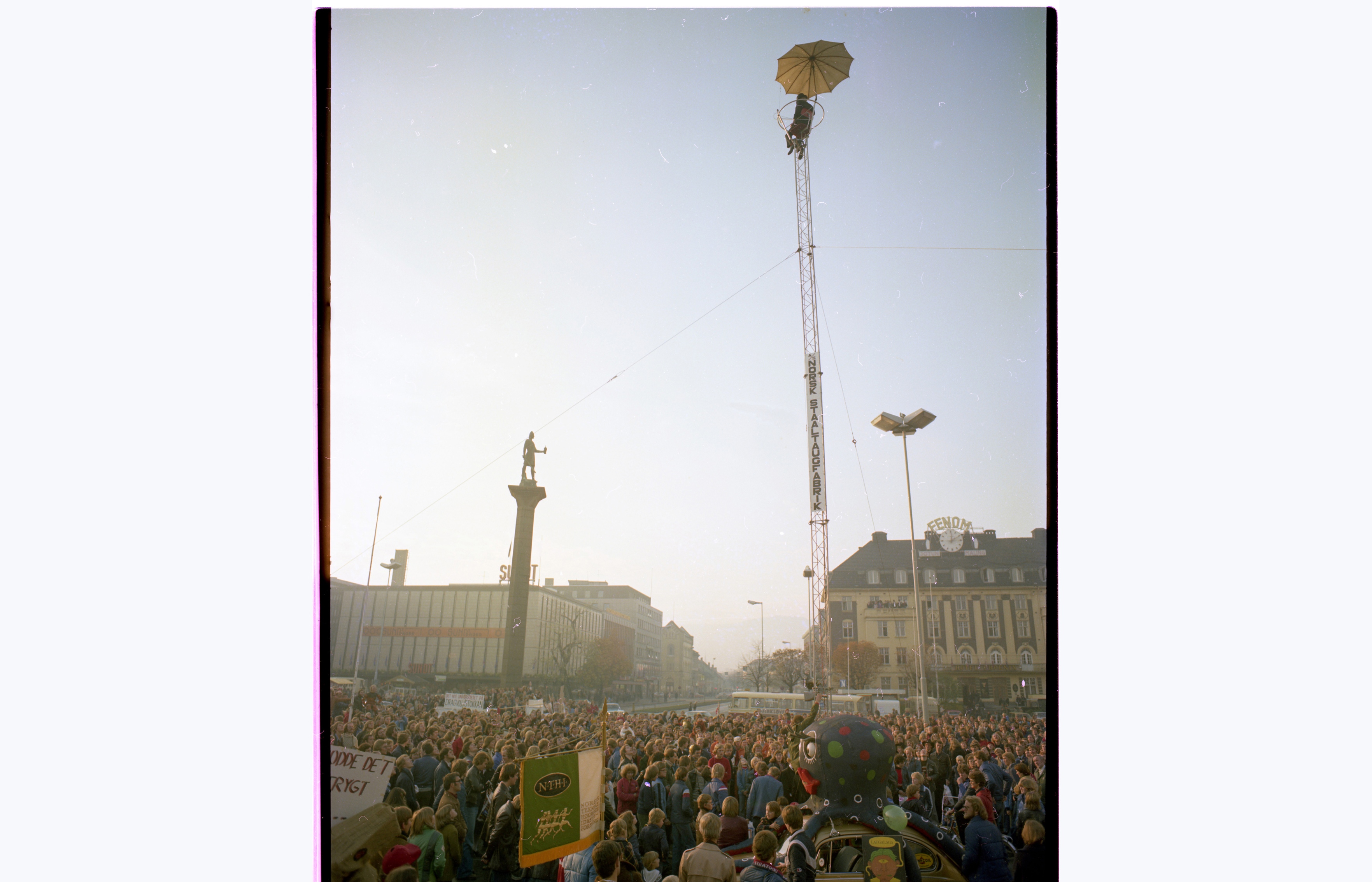 Bildet viser tårnet som UKA-studentene laget på torget i 1971. Studentene samler seg på torget.