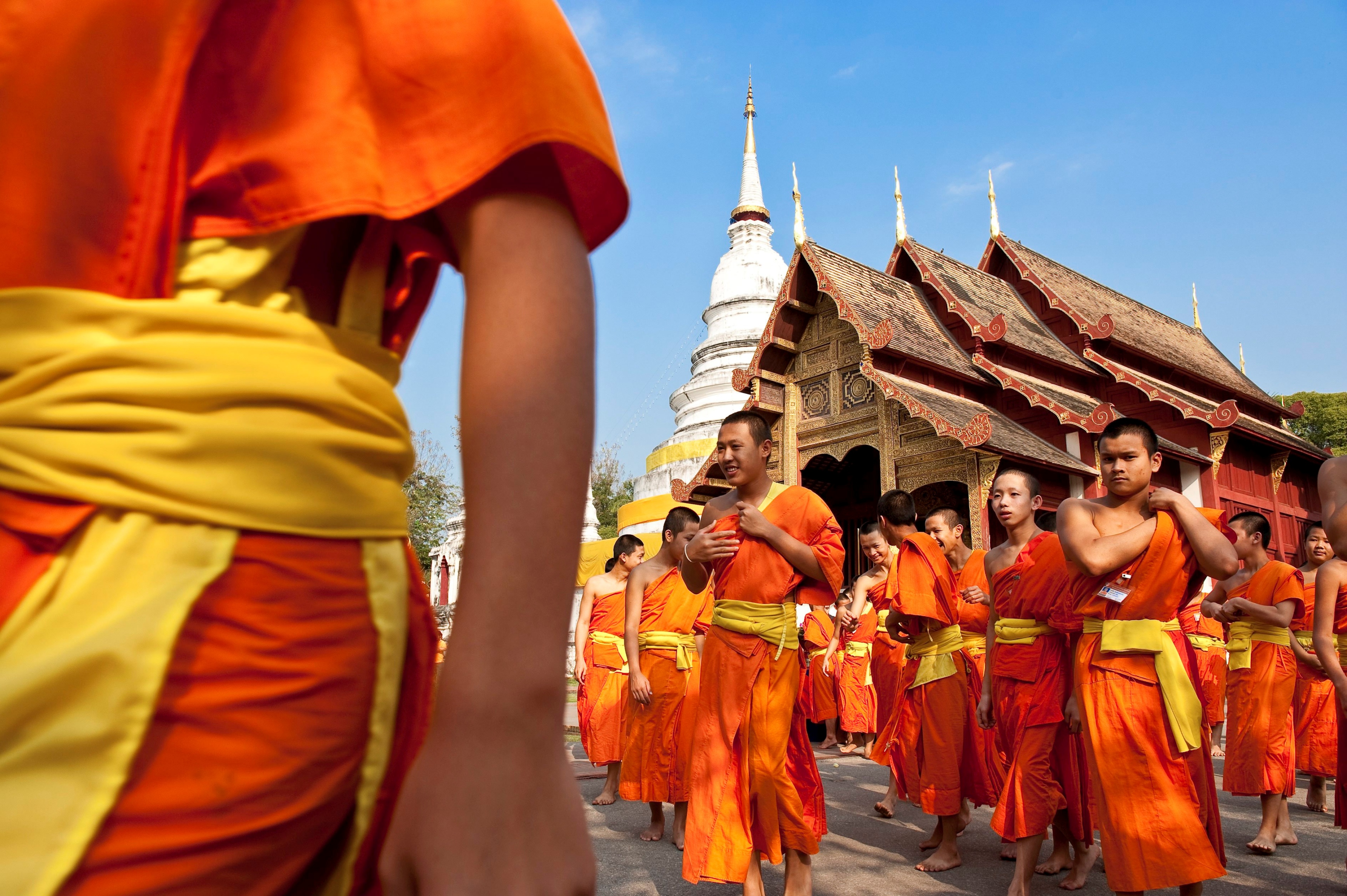 Før du drar, bør du sette deg litt inn i kulturen i «Smilets land».  95 prosent av befolkningen bekjenner seg til buddhismen. Her markerer buddhistmunker Wan Makha Bucha-festivalen i februar. 
