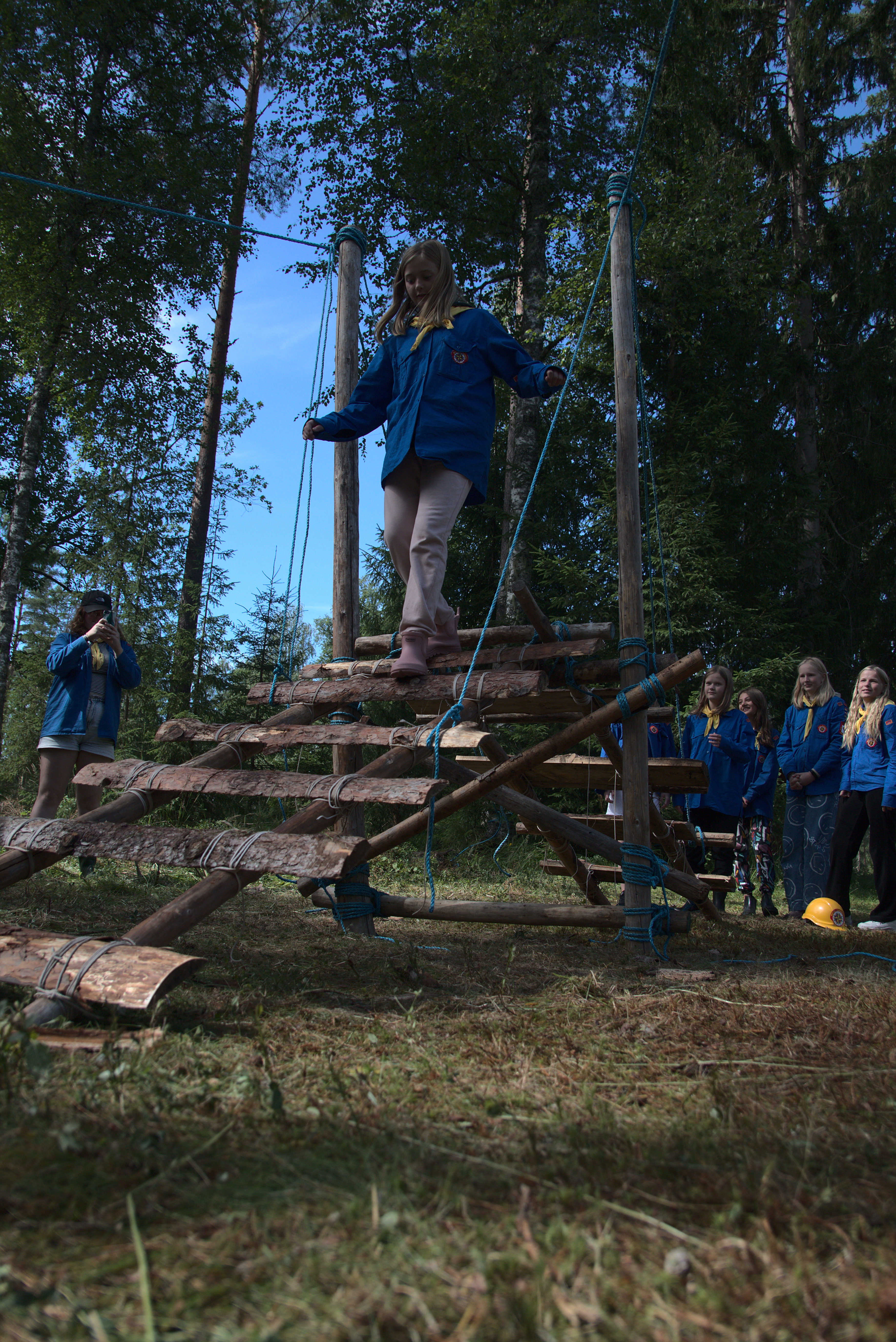 Under lägret byggdes det både broar mellan stolpar och mellan människor.