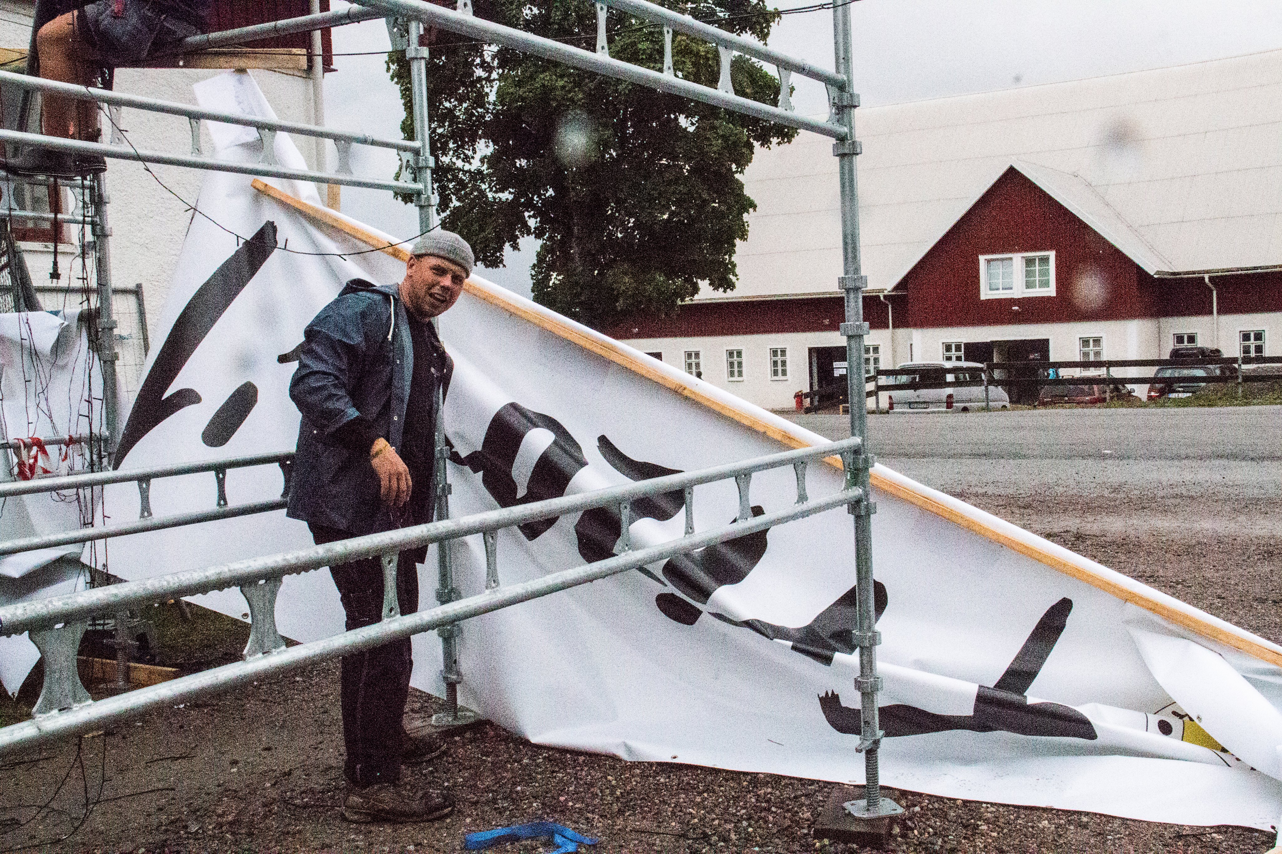 Josef Maxson, projektledare för sista Frizonfestivalen, plockar ner entréskylten.