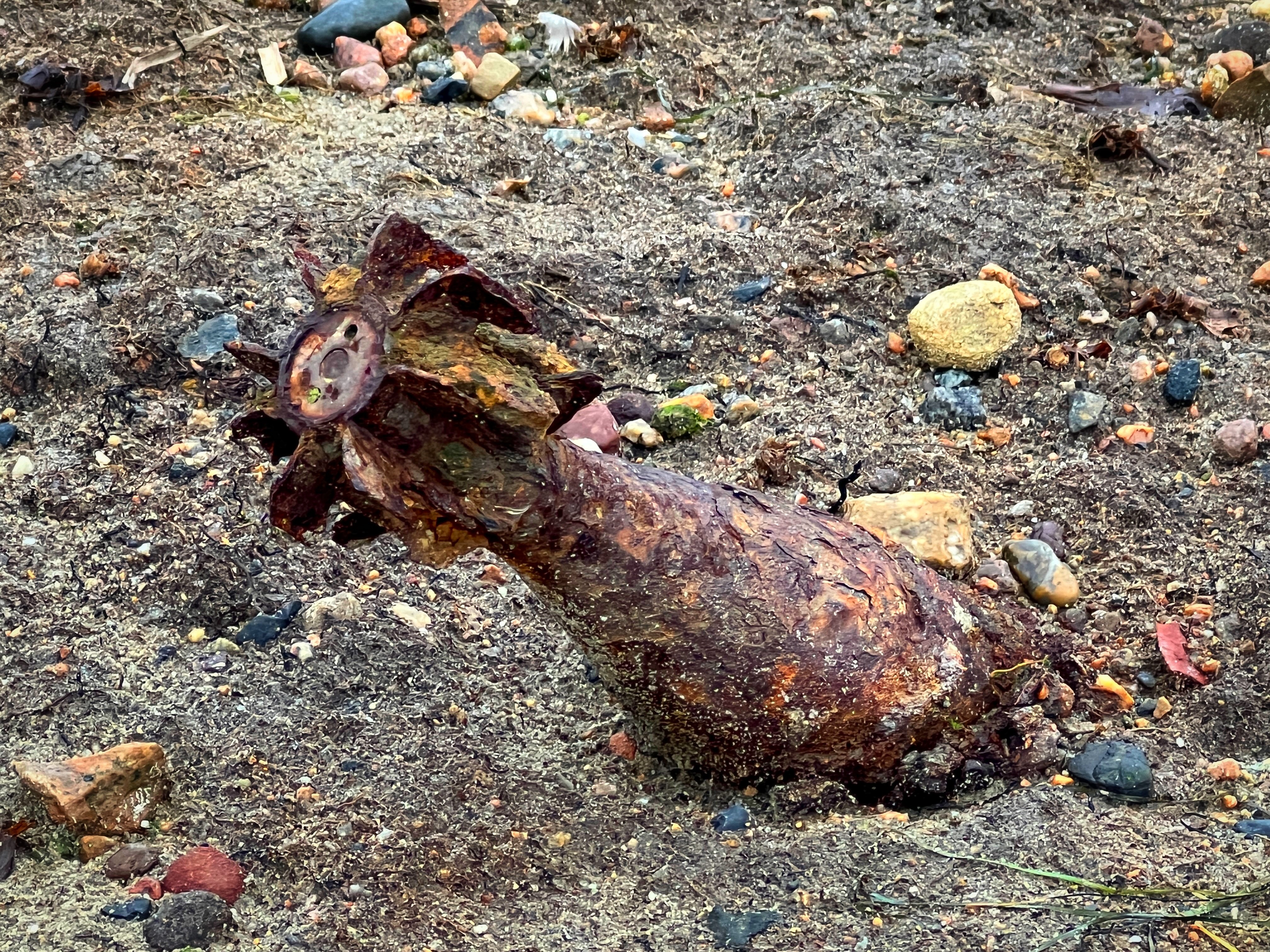 I tillegg til store mengder plast, fant de en granat på stranda i naturreservatet.