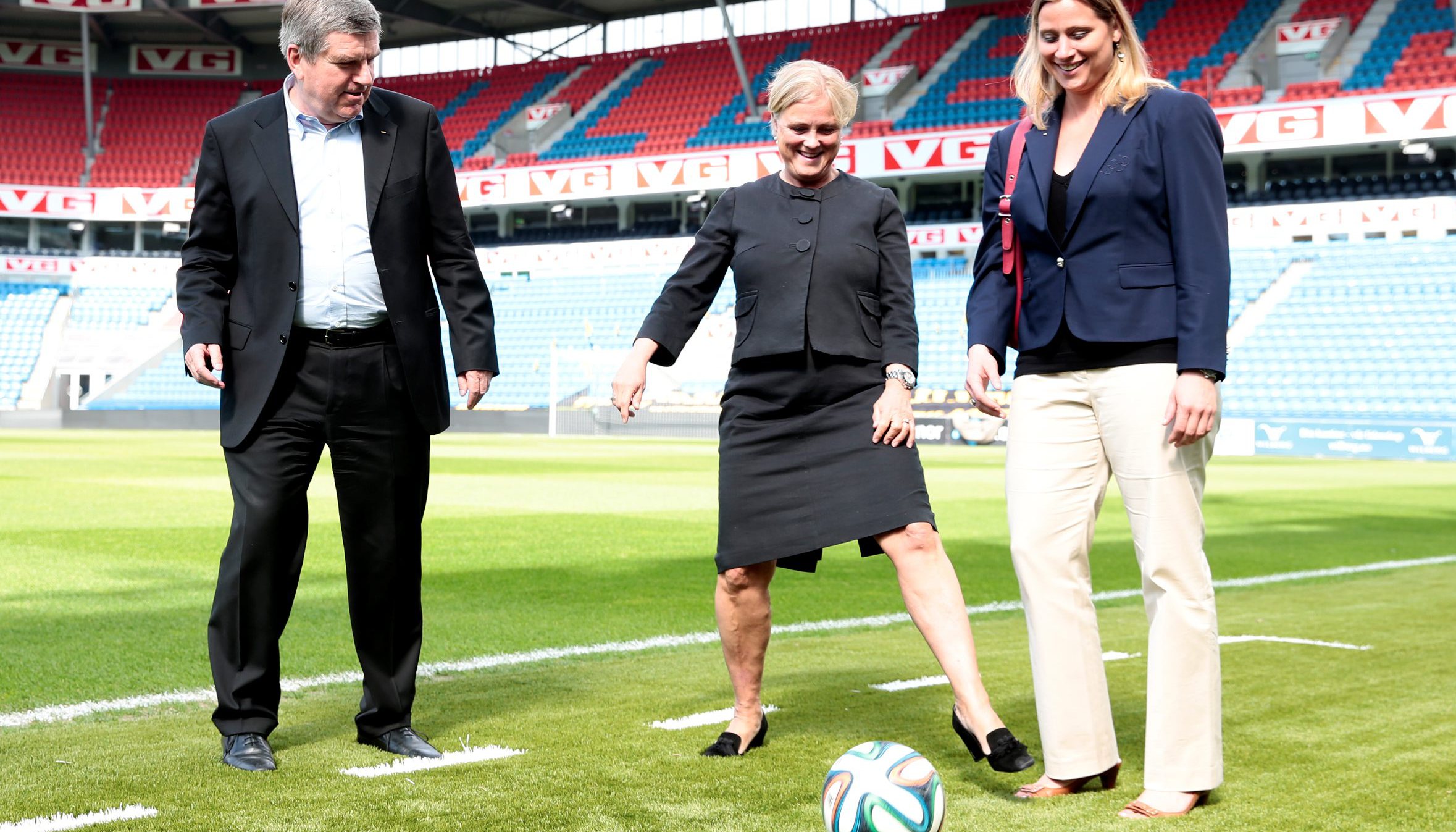 Widvey med IOC-president Thomas Bach og IOC-medlem Angela Ruggiero. FOTO: NTB SCANPIX