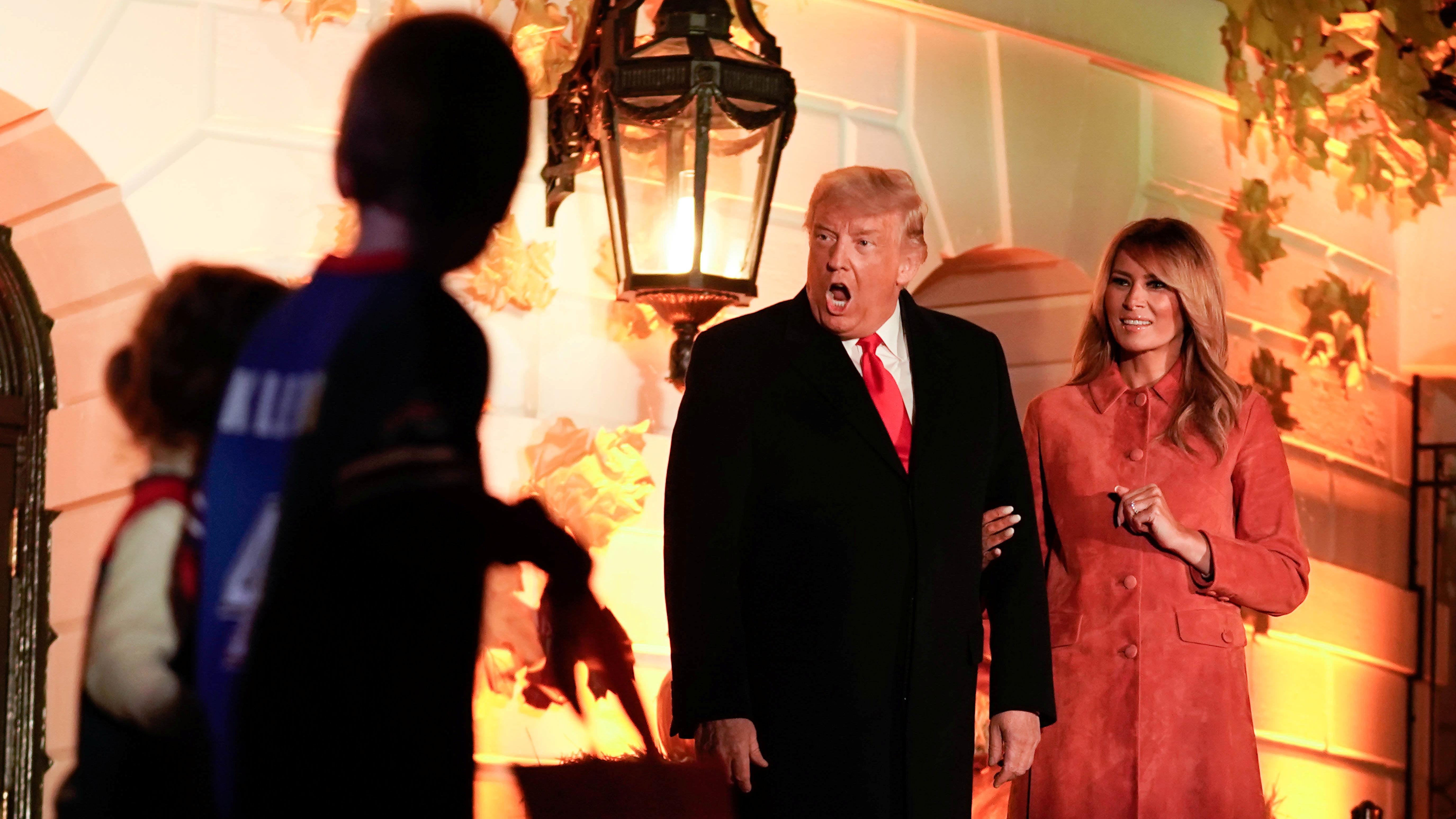 Bildet viser USAs president Donald Trump og kona Melania, som feirer halloween. Det kan se ut som Trump ble litt skremt.