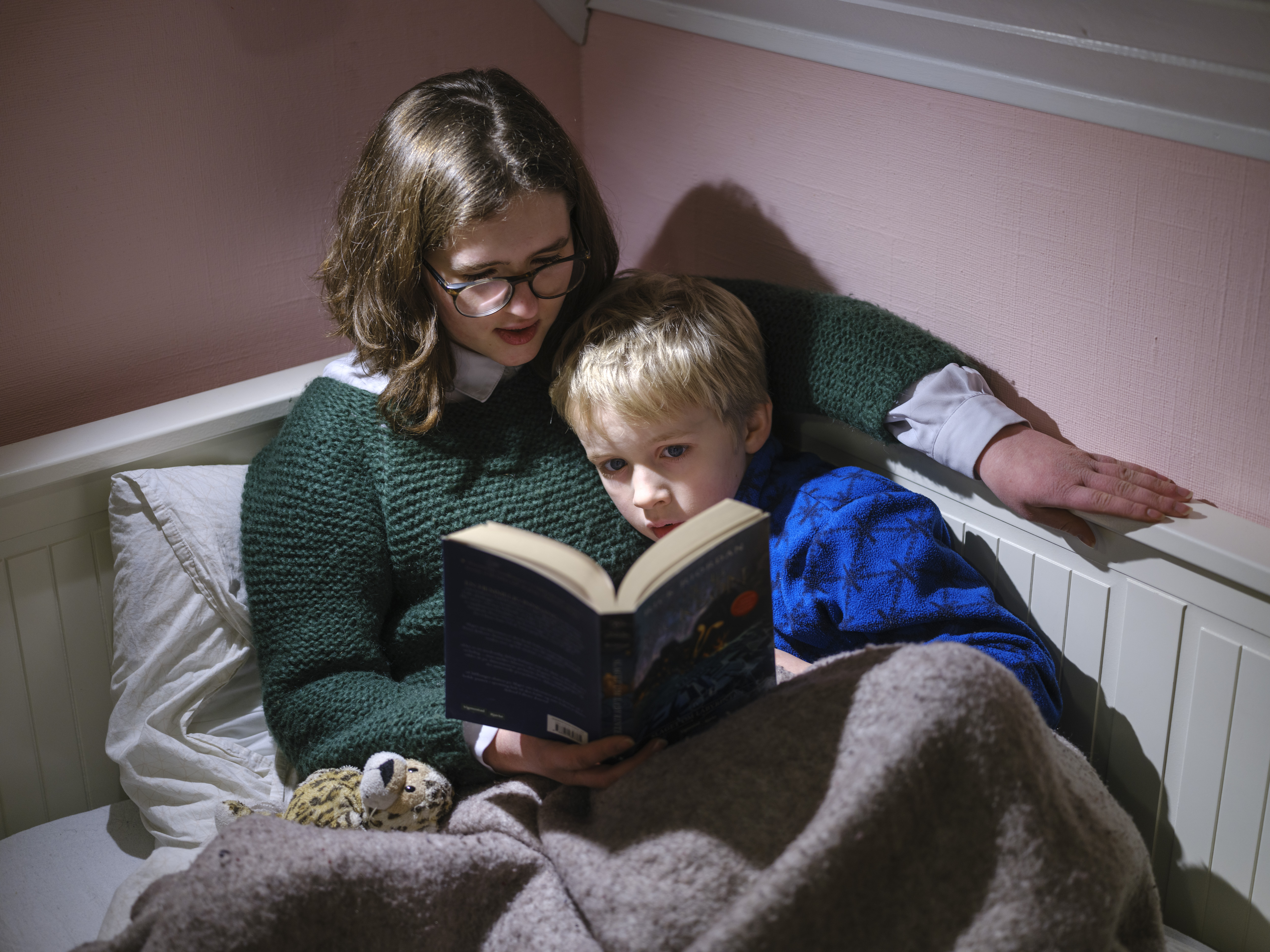 Vilja (16) og Even (8) leser Percy Jackson på rommet til Vilja på Kolbotn.