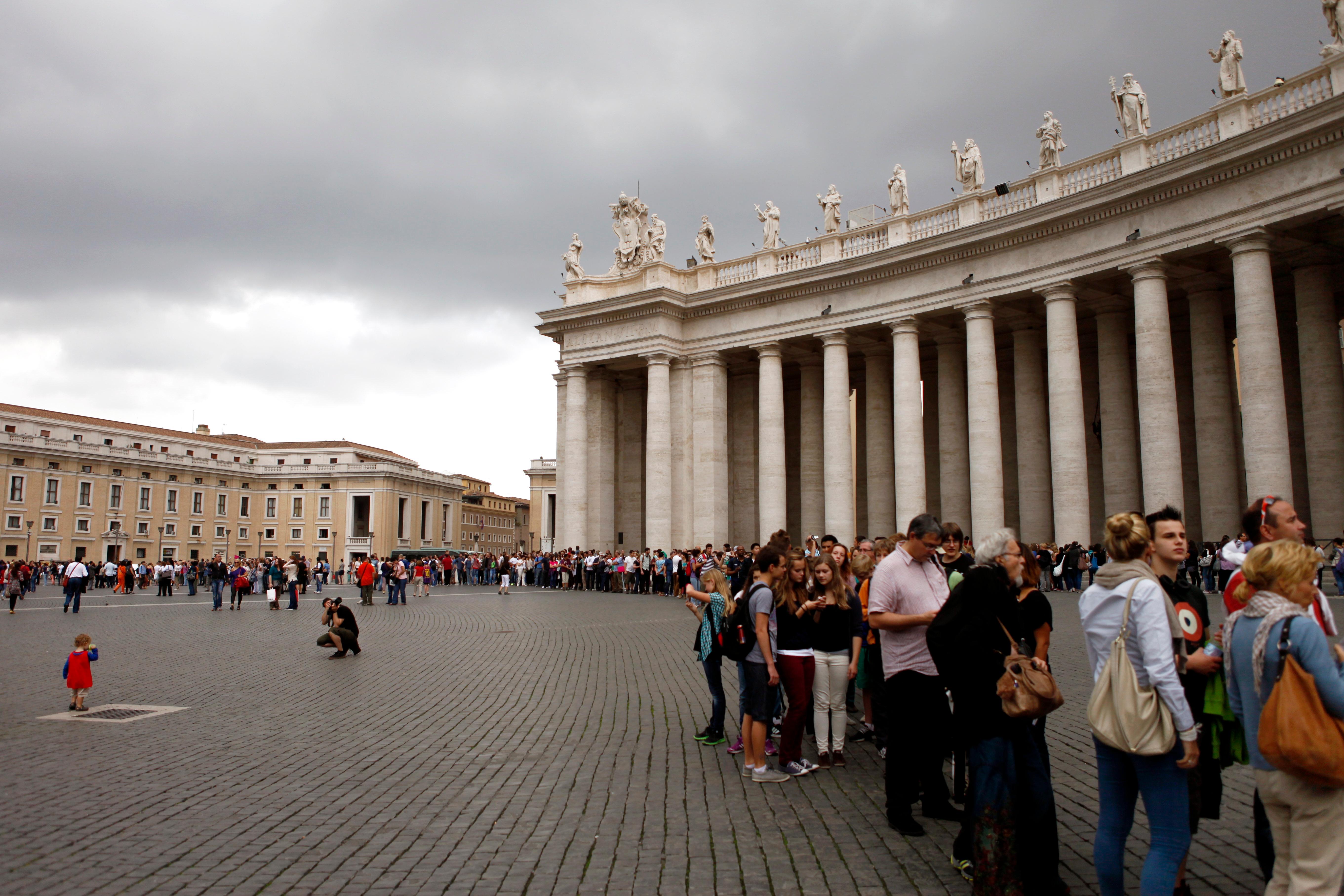 Vatikanstaten, --- 20121009.
Turister i kø på Petersplassen for å komme inn i Peterskirken i Vatikanstaten. Peterskirken er obligatorisk for alle som besøker Roma. 
Foto: Marianne Løvland / NTB scanpix