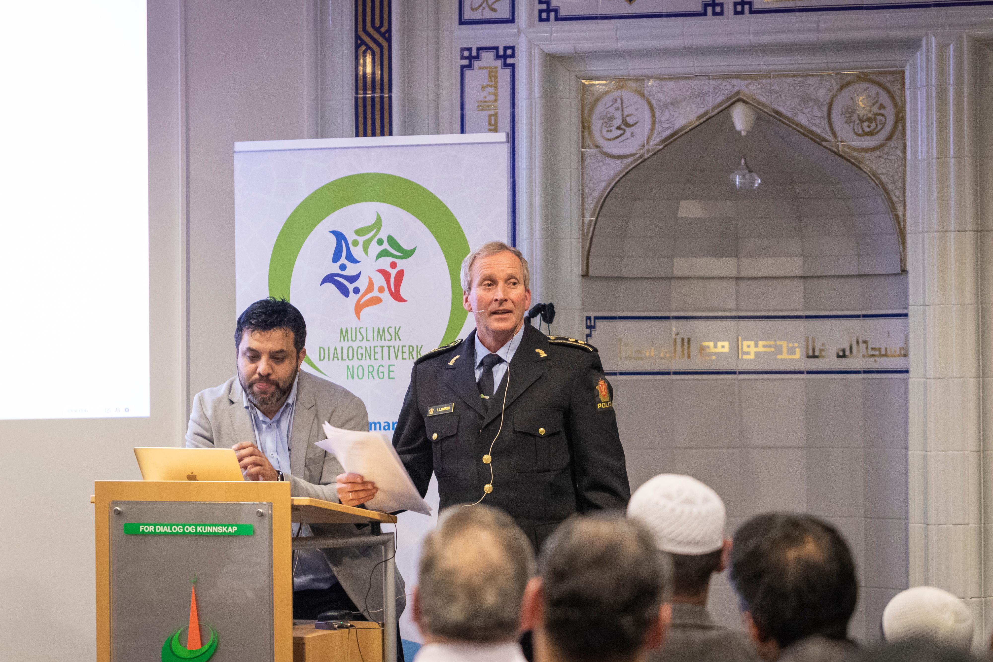 Åpent møte i Islamic Cultural Centre (ICC), angående koranbrenning. 

Arshad Jamil, Muslimsk dialognettverk, prosjektansvarlig.

Roy Cato Einarsen, politioverbetjent og mangfoldskontakt