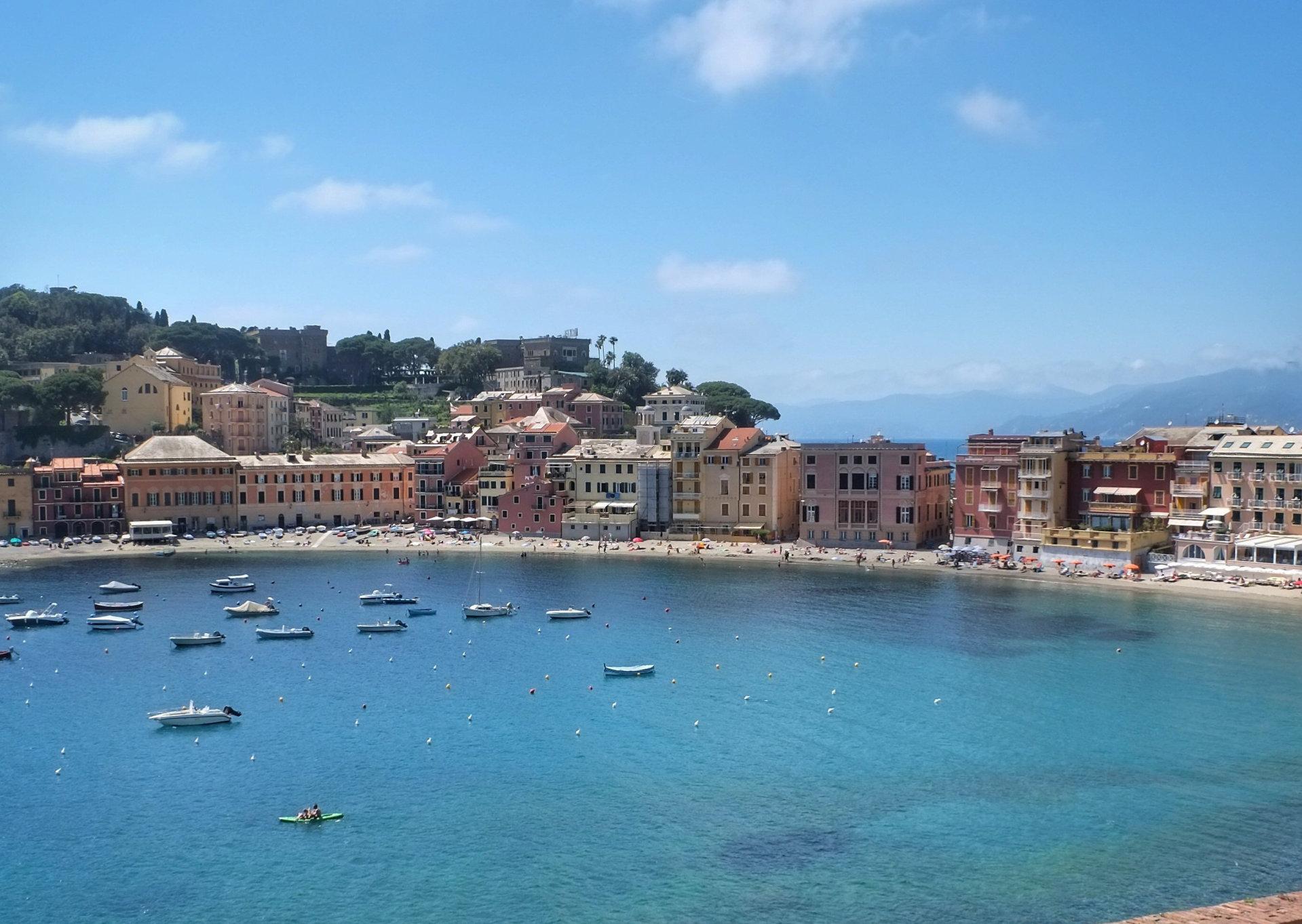 Sestri Levante i Italia venter Magnus Helgerud etter togturen fra Norge. FOTO: MAGNUS HELGERUD