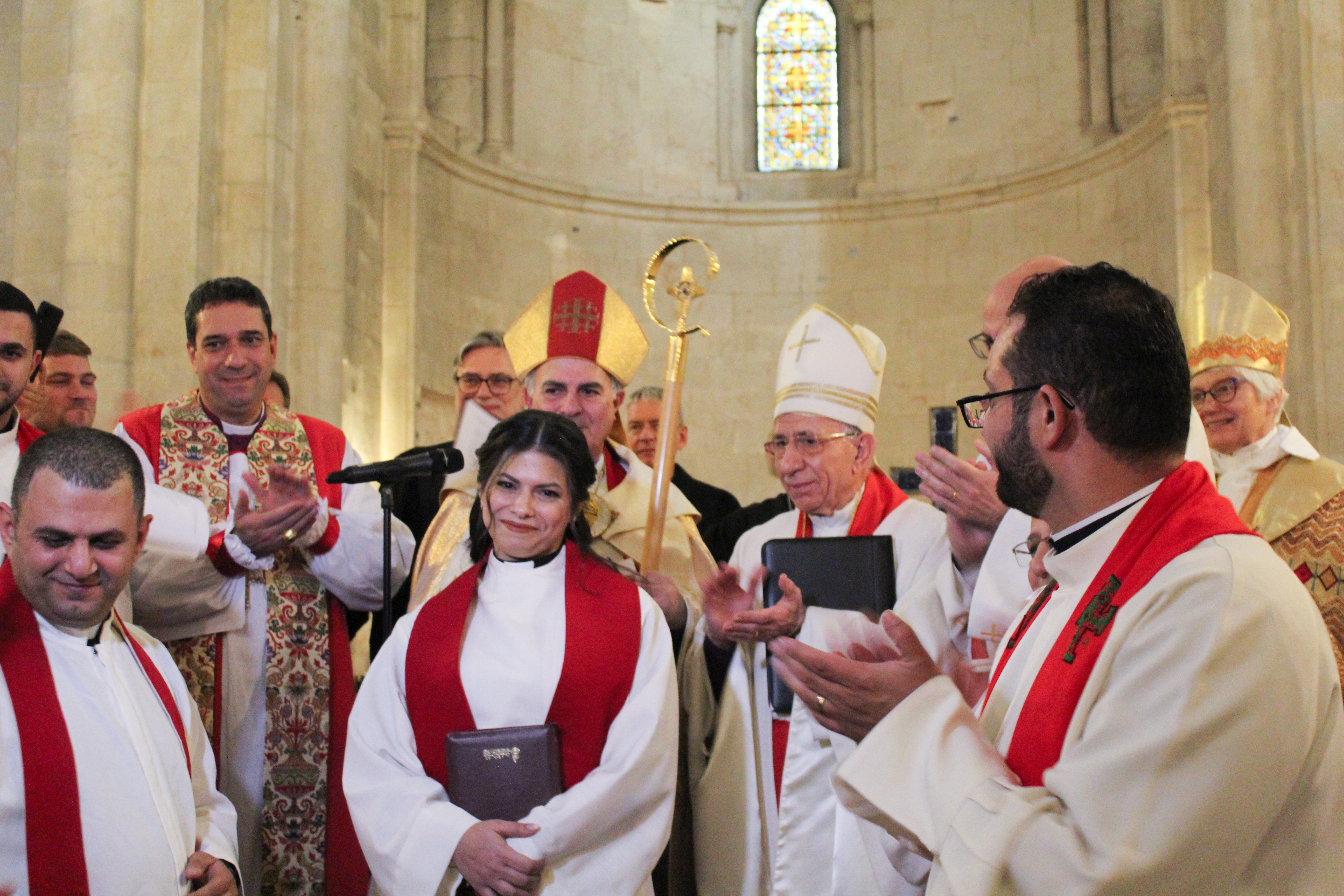 Det är hög stämning när Sally Azar som första palestinska kvinna vigs till präst i
den stora Frälsarens kyrka (Church of the Redeemer) i Jerusalem.