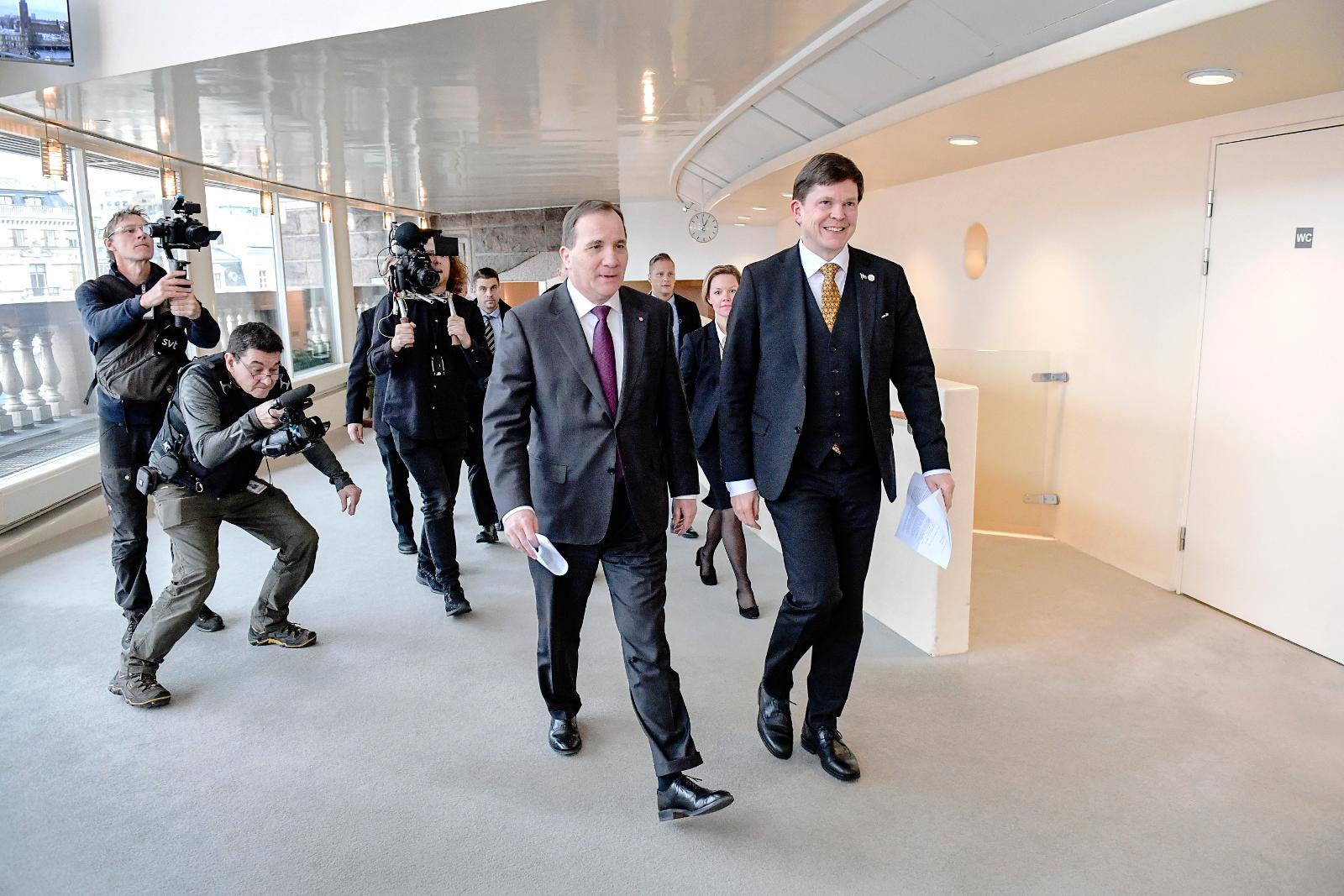 Socialdemokraternas partiledare Stefan Löfven och riksdagens talman Andreas Norlén (M) på väg till pressträffen i riksdagens presscenter i riksdagshuset.