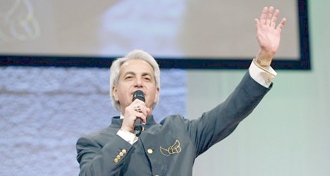 Benny Hinn gifter om sig - med sin förra hustru