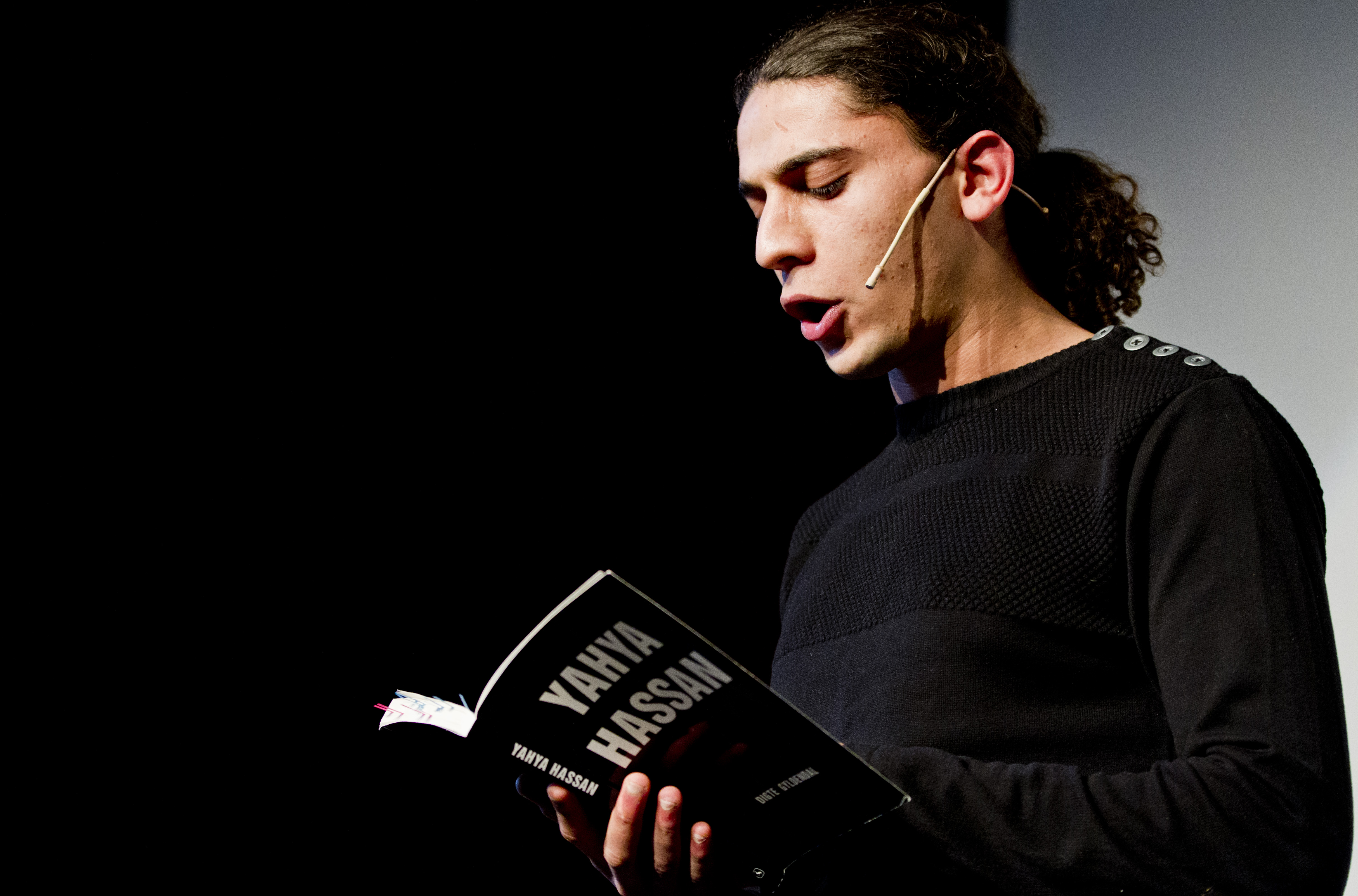 Oslo  20140221.
Den danske dikteren Yahya Hassan leser opp dikt under Morsmålsdagen 2014 på Litteraturhuset i Oslo fredag ettermiddag.
Foto: Vegard Grøtt / NTB