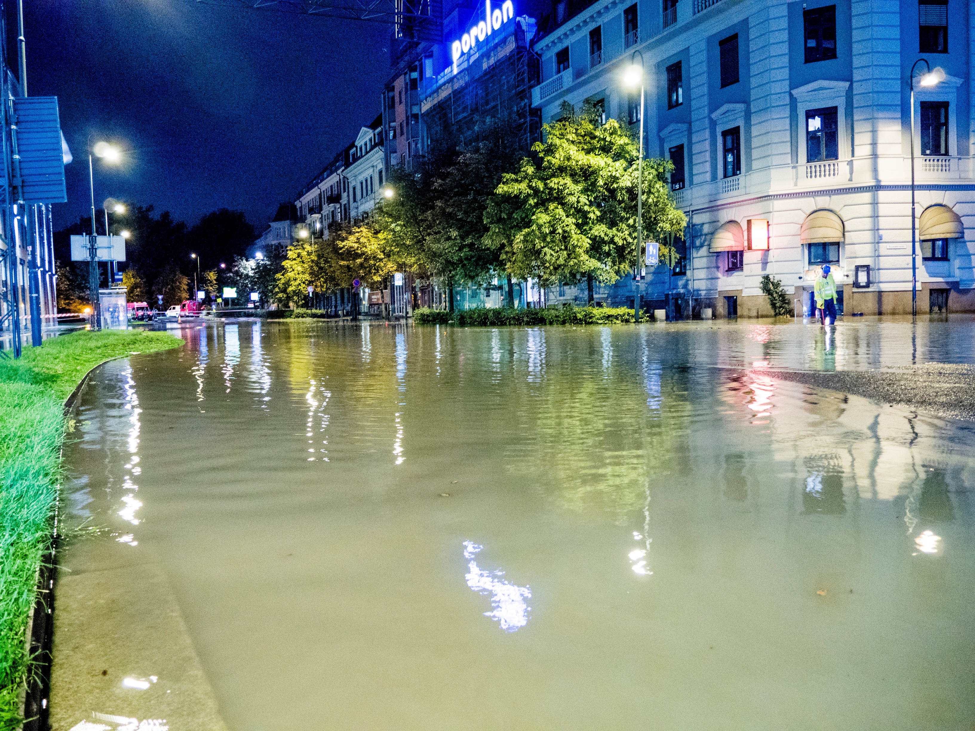 Munkedamsveien og flere andre gater i Vika i Oslo er sperret som følge av en større vann- og kloakklekkasje.  