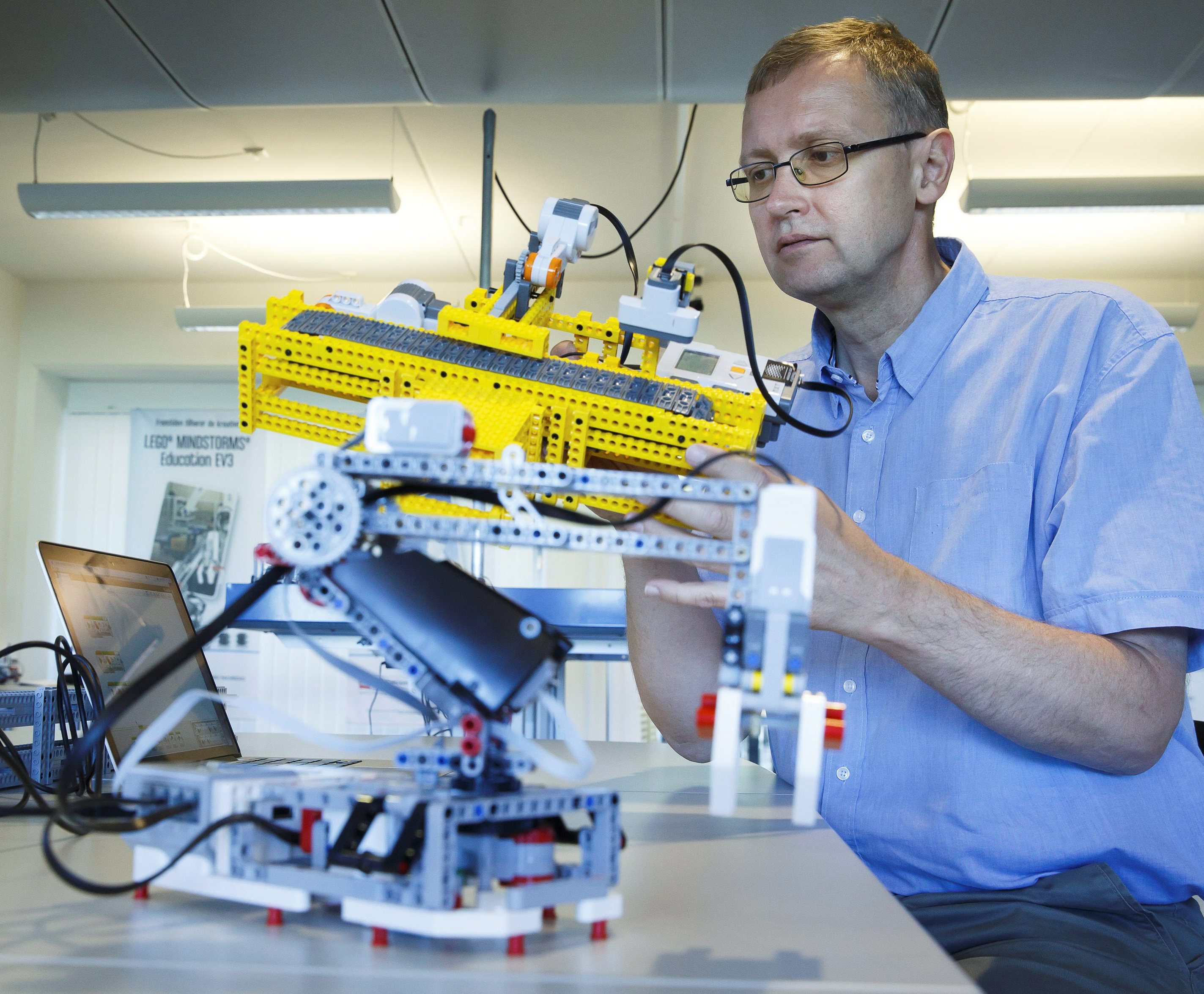 Birger Brevik, førsteamanuensis ved Institutt for yrkesfaglærerutdanning ved Høgskolen i Oslo og Akershus, har tro på Lego som læringsverktøy. FOTO: NTB SCANPIX