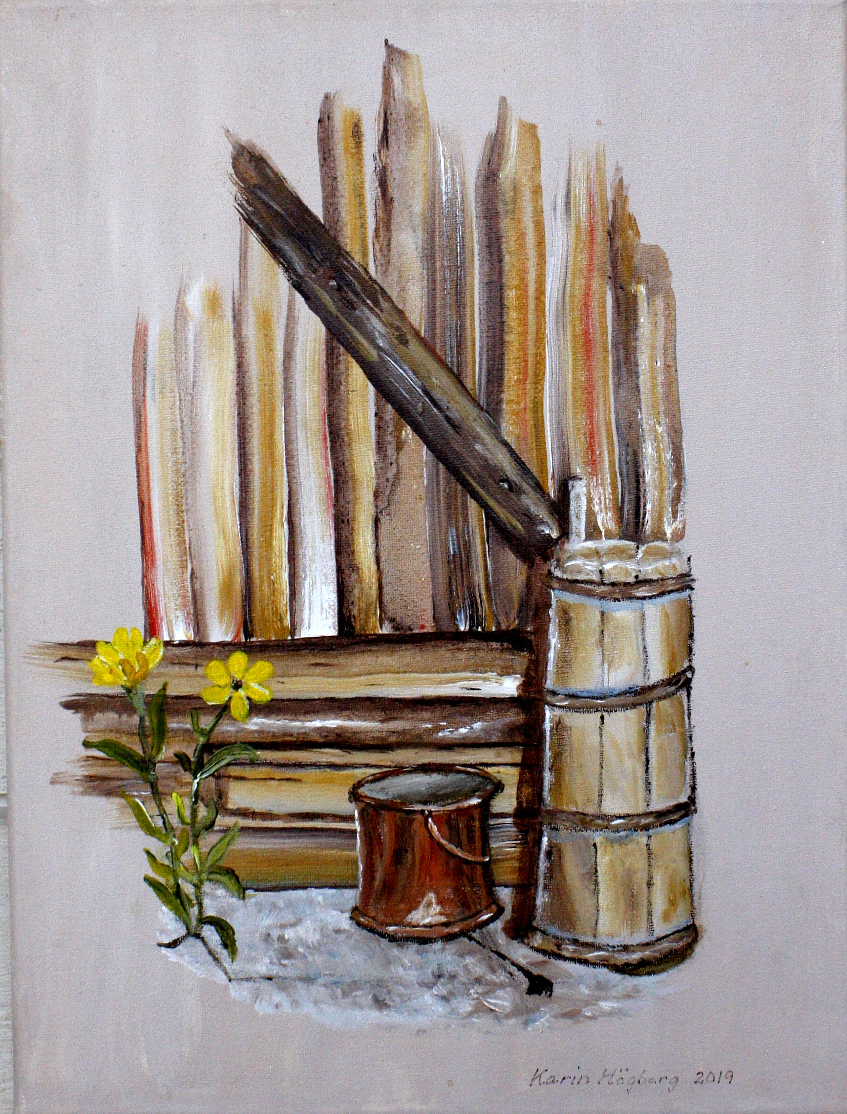 Tavla av Karin Högberg. Motiv: Hörnet på ett trästaket, kopparhink, gula blommor.