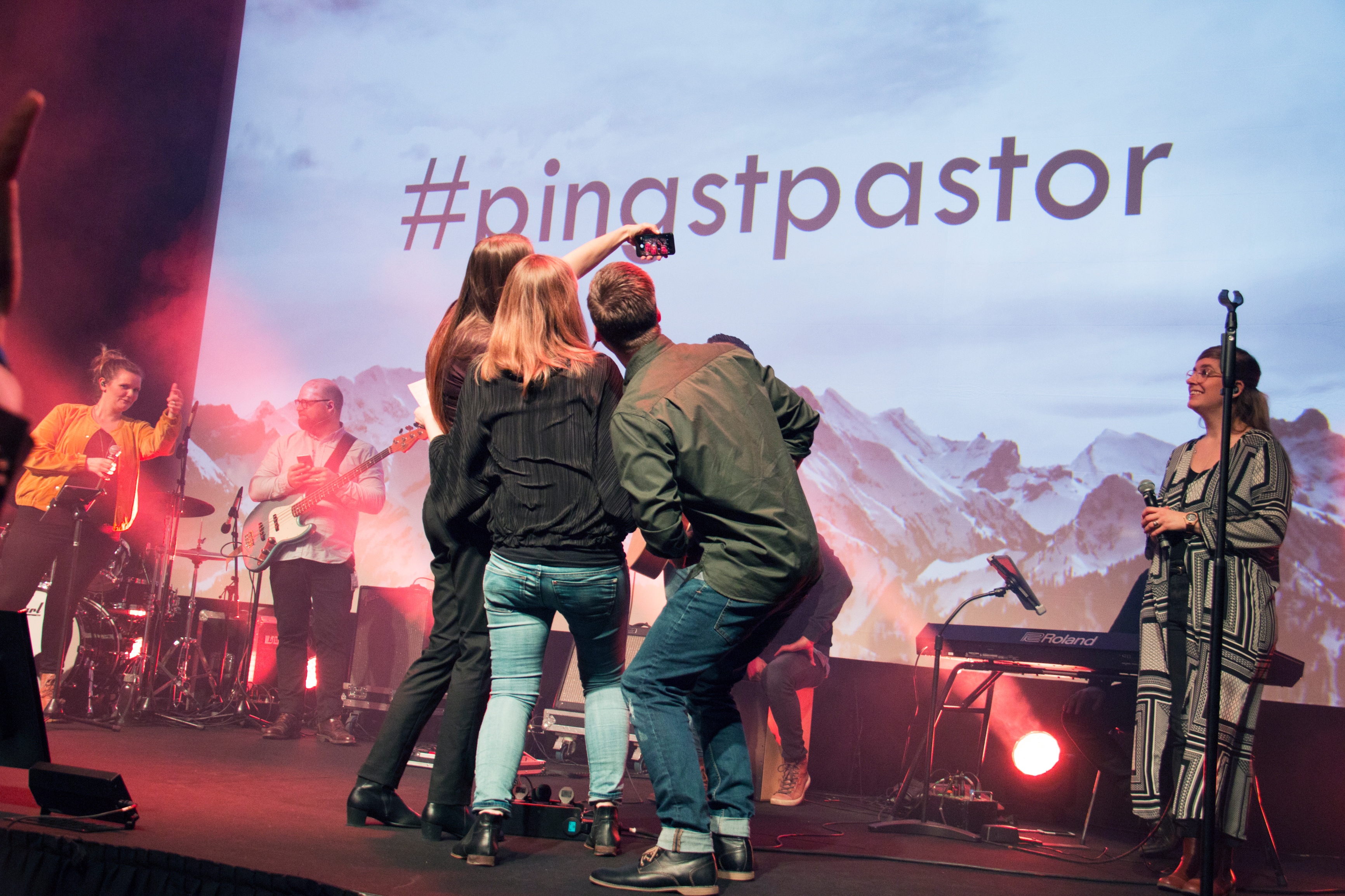 Pingst pastor inleddes med en selfie ut över publiken.