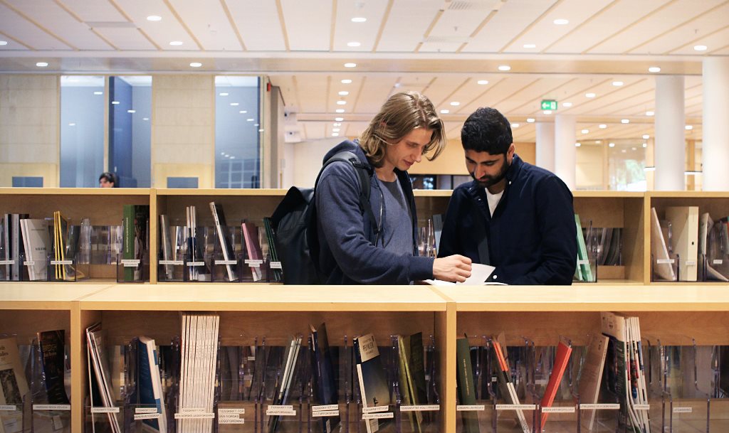 Pedagogikkstudentene Nikolai Grefslie og Junaid Khan tror mange unge blir stresset av de mange kravene.