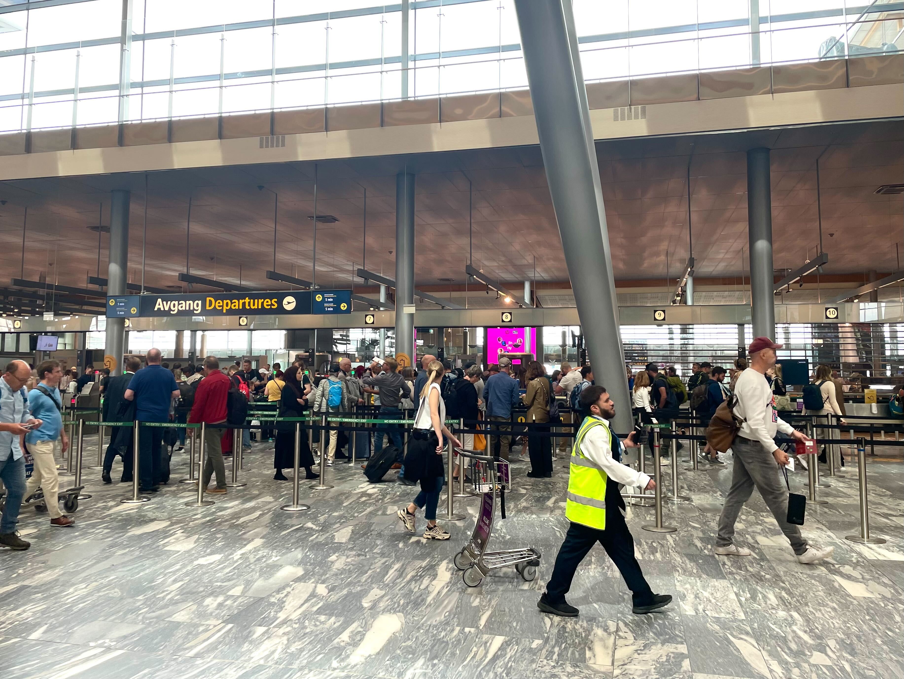 Bildet viser folk som skal gjennom sikkerhetskontrollen på Oslo Lufthavn Gardermoen. Mange skal på ferie i sommer. Men flere flyavganger har blitt avlyst på grunn av flytekniker-streiken.