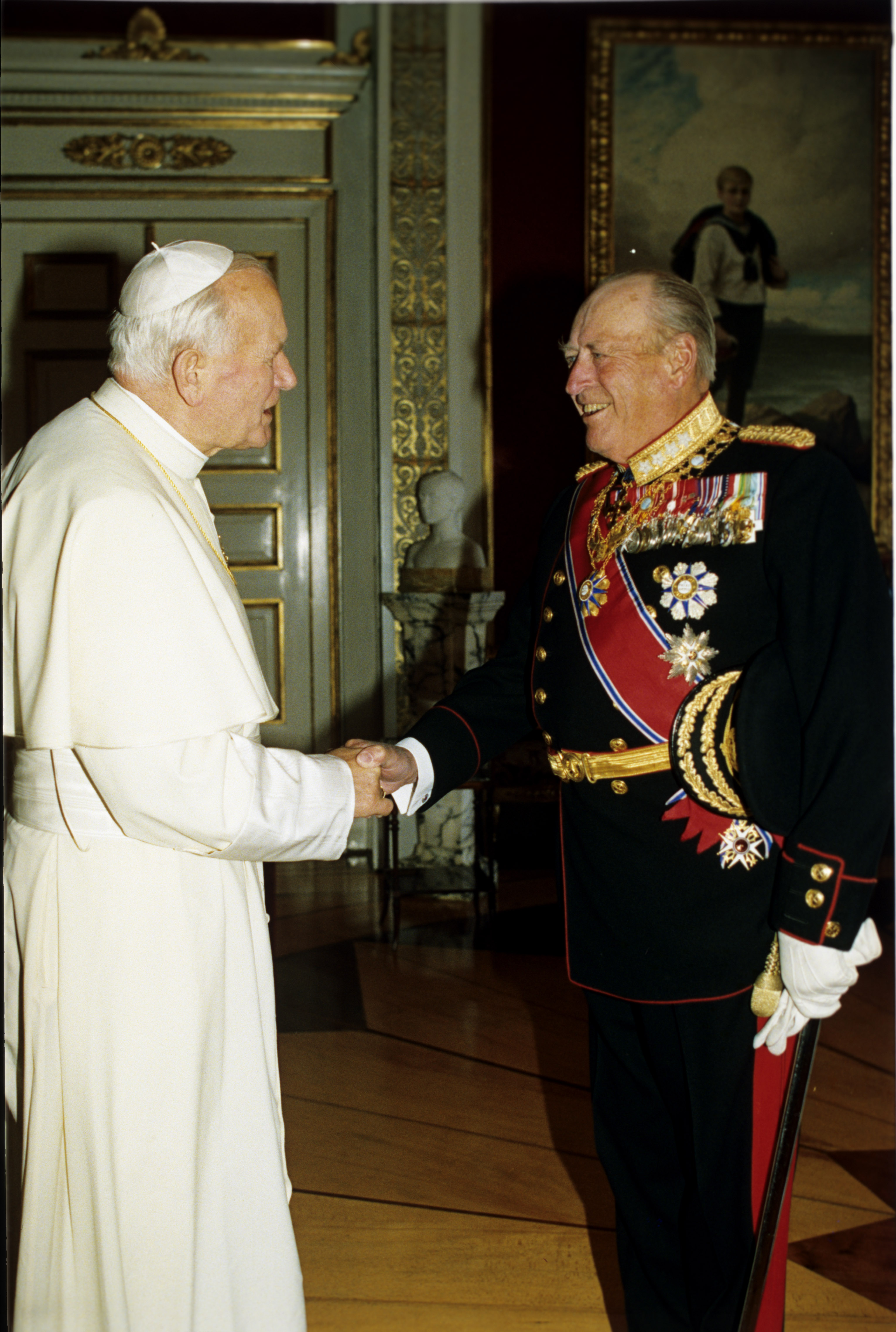 Pave Johannes Paul II blei i 1989 den første paven i historia som besøkte Noreg. Paven møtte kong Olav på Slottet i Oslo.