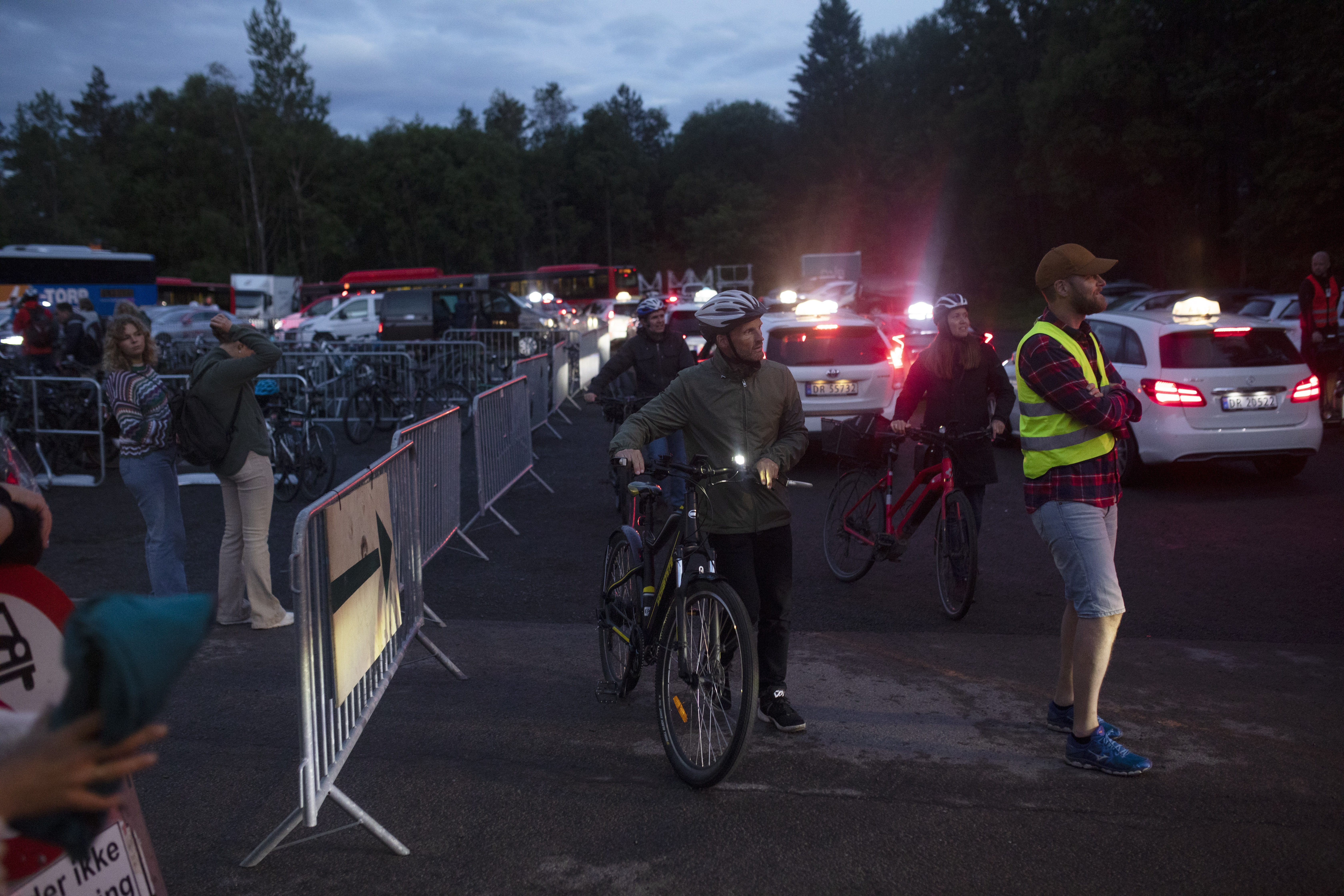 Den stappfulle sykkelparkeringa tømmes sakte men sikkert for sykler i takt med at syklistene ruller nedover bakkene mot Grefsen, mellom biler og busser, som må forholde seg til den saktekjørende køen.