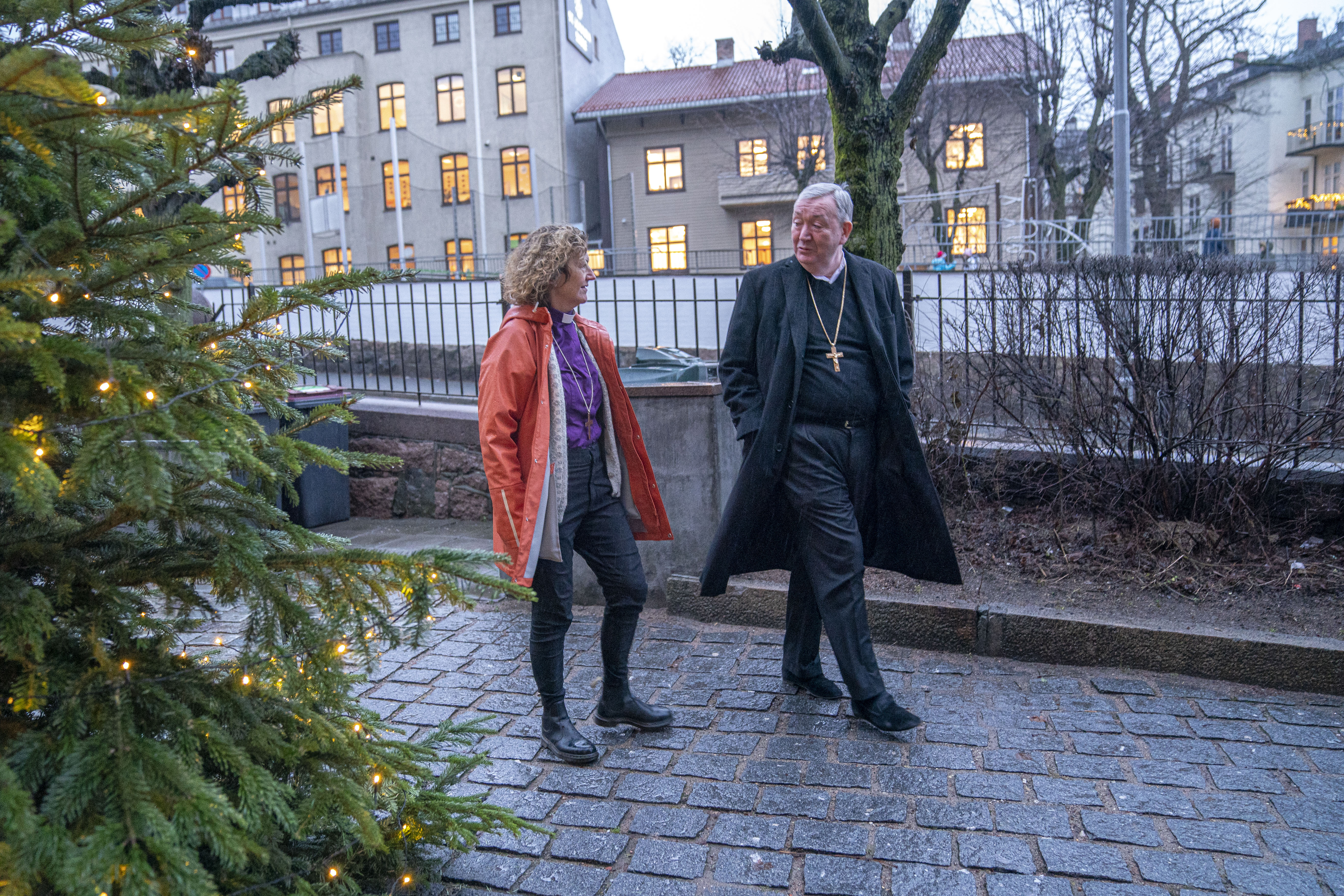 Oslo-biskopene ber politikerne tillate flere på julegudstjeneste. Biskop i Den katolske kirke Bernt Eidsvig og biskop i Oslo bispedømme i Den norske kirke Kari Veiteberg møtes i St Olav domkirke i Oslo.