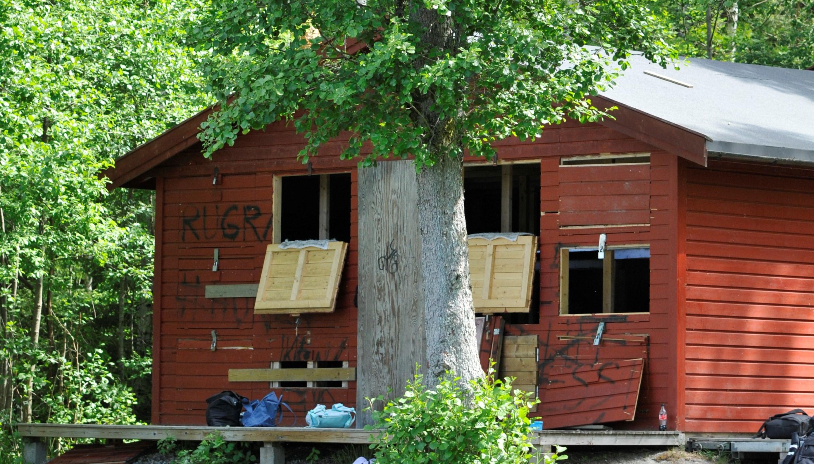 Lemmene er brutt opp, og huset er tagget ned. Hærverk av kanohuset i Råde gjør at utleie av kanoer herfra blir usikkert fremover.