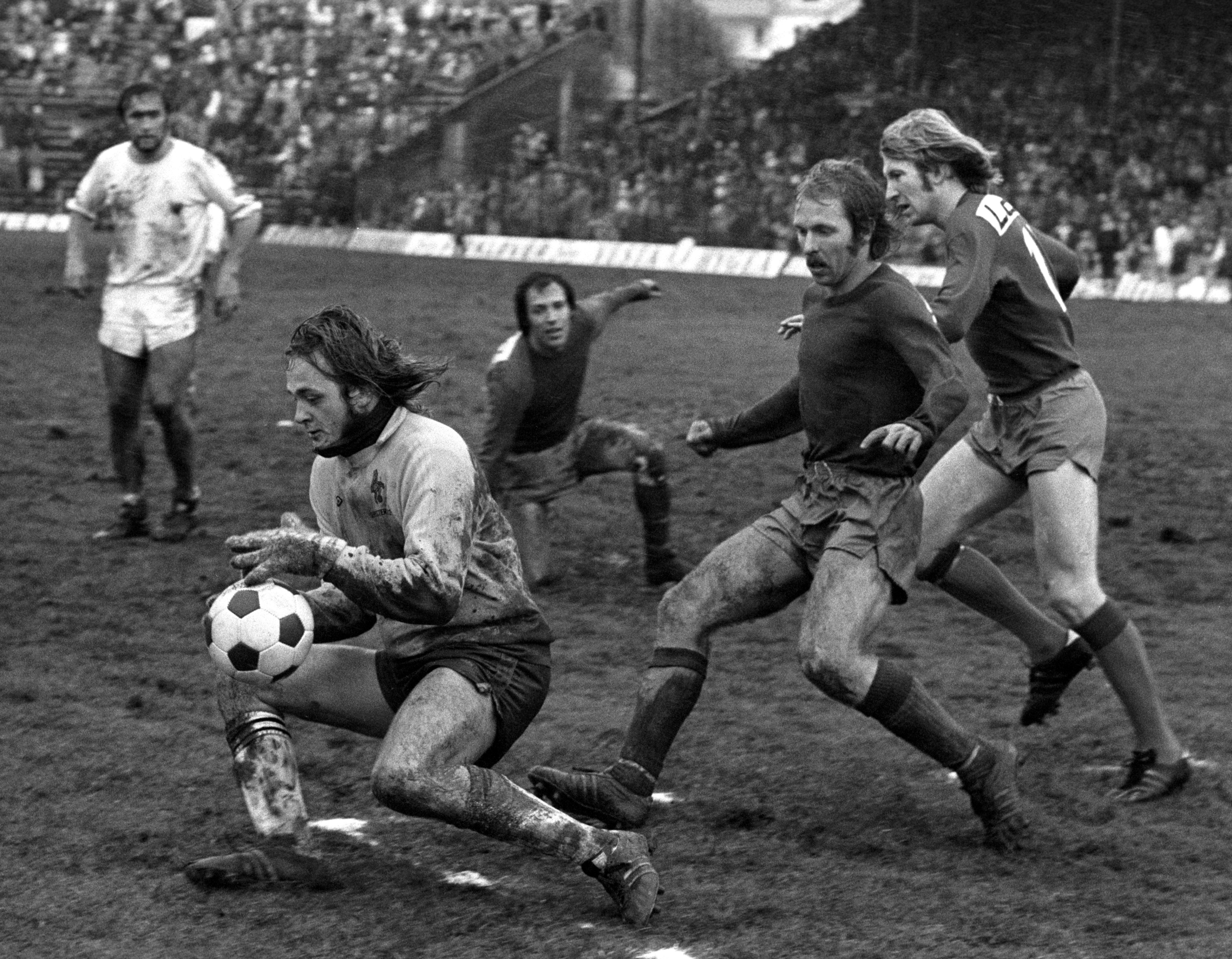 Skeid-spiss Bjørn Skjønsberg i kamp med Viking-keeper Erik Johannessen under cupfinalen i 1974.