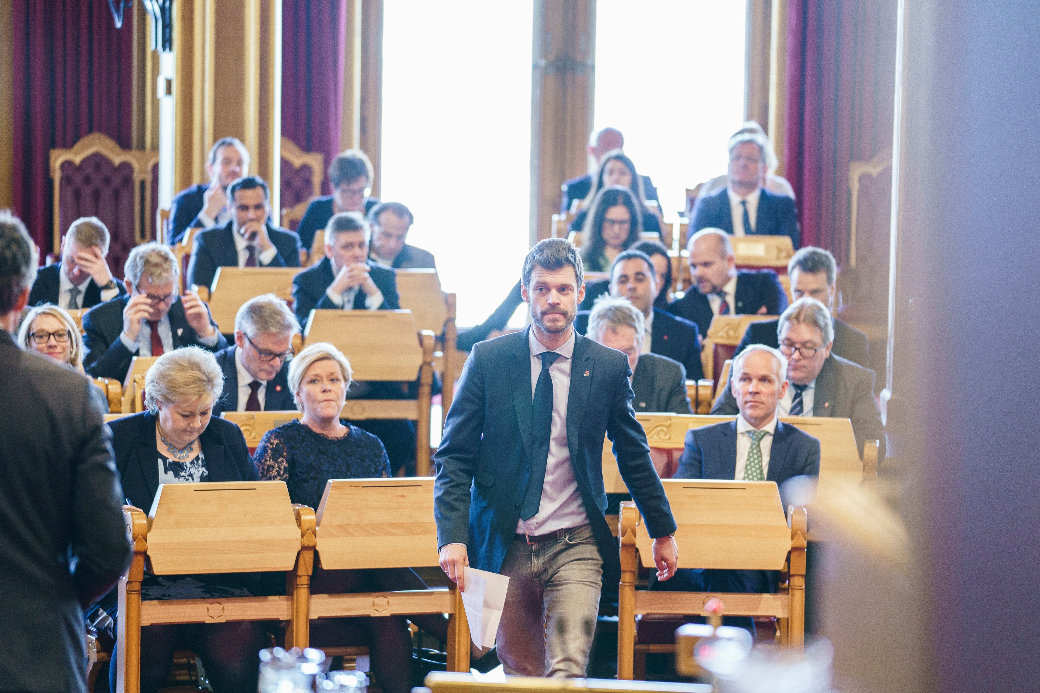 Bjørnar Moxnes går mot Stortingets talerstol etter at Sylvi Listhaug har gått av som justisminister. Det var Rødt-lederen som varslet mistillitsforslag mot Listhaug – og med dét prosessen førte til at hun gikk av.