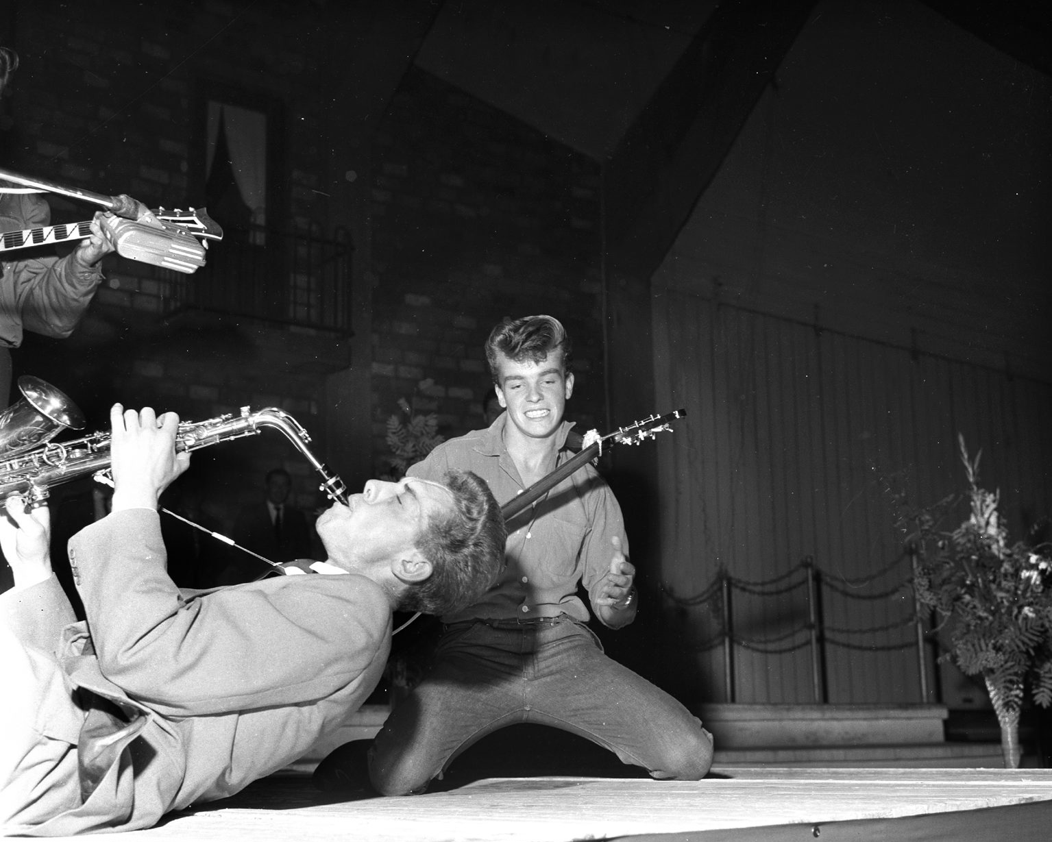 Smiling Tommy, Odd Gisløy, ga ut en av de første ordentlige rockesinglene i Norge med egenkomponerte «Dancin’ With My Rockin’ Shoes». Her i aksjon under Oslomesterskapet i rock i 1958.