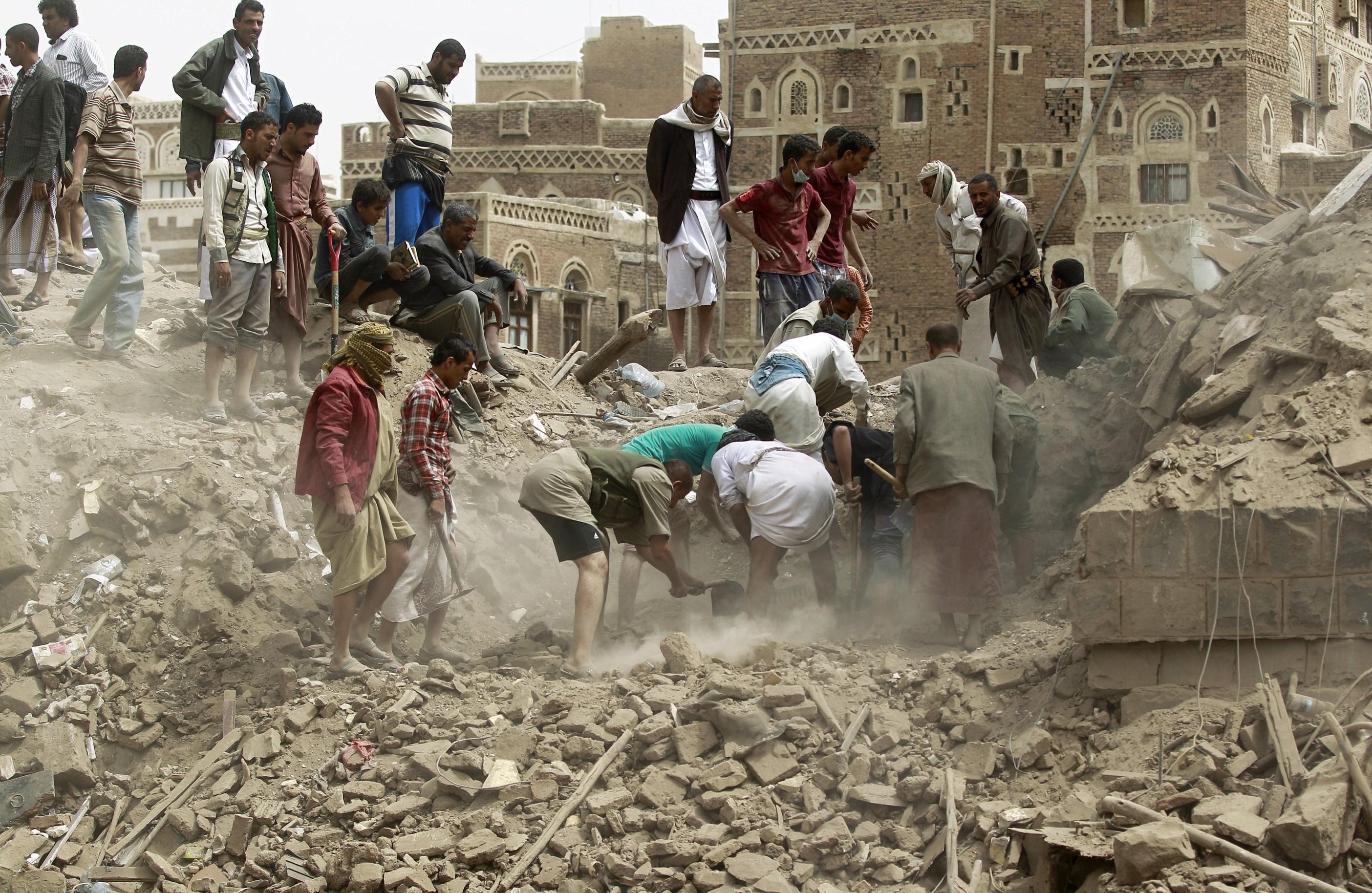Yemenis search for survivors under the rubble of houses in the UNESCO-listed heritage site in the old city of Yemeni capital Sanaa, on June 12, 2015 following an overnight Saudi-led air strike. Residents said the pre-dawn strike was the first direct hit on old Sanaa since the launch of the bombing campaign against Shiite Huthi rebels in late March. AFP PHOTO / MOHAMMED HUWAIS