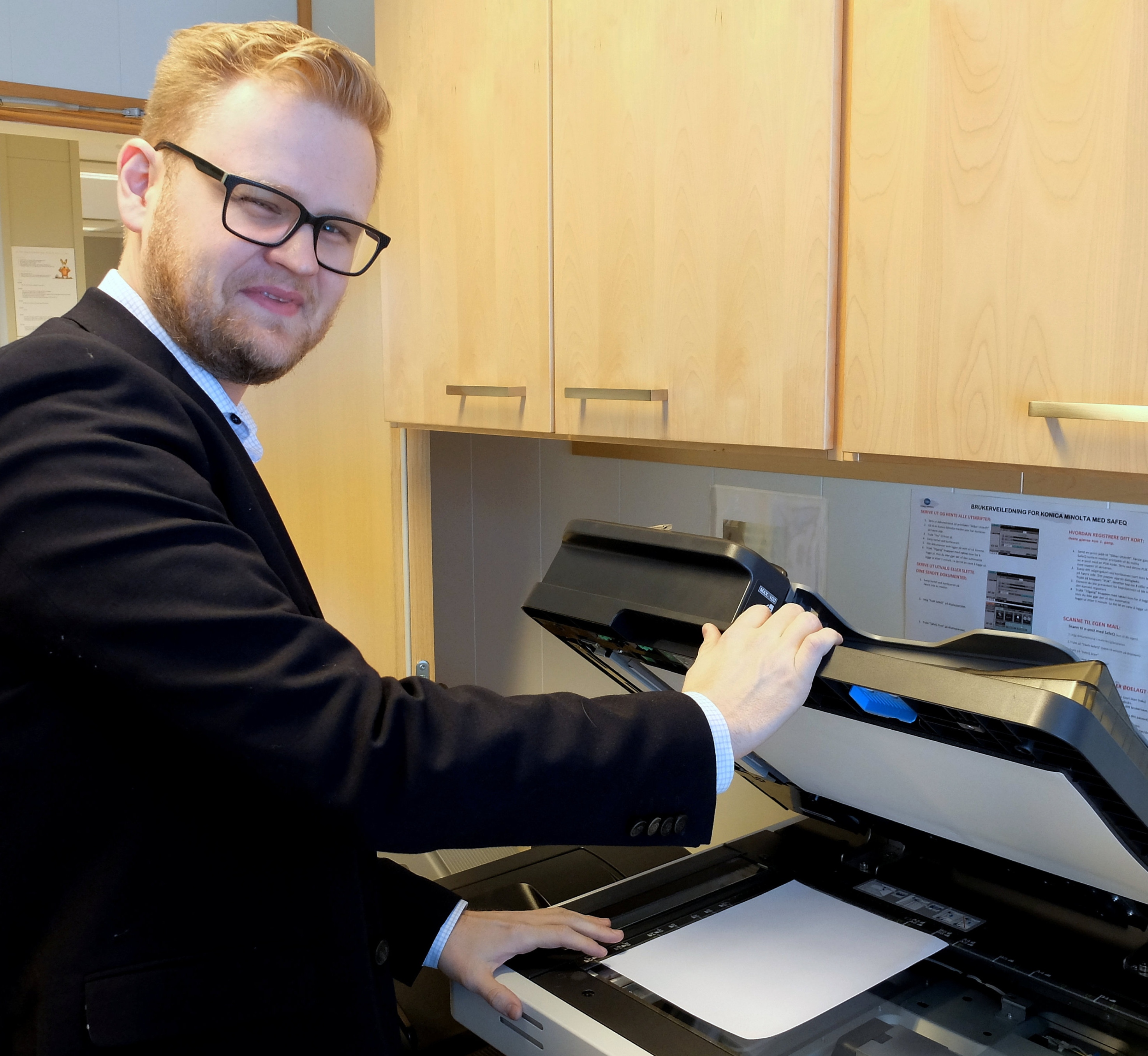 Alle skolene i Drammen har fortsatt et stort papirforbruk, til og med iPad-skolen på Åskollen. Rektor Lars Christian Gjøsæther regner imidlertid med en drastisk reduksjon i 2016. FOTO: PERNILLE VESTENGEN