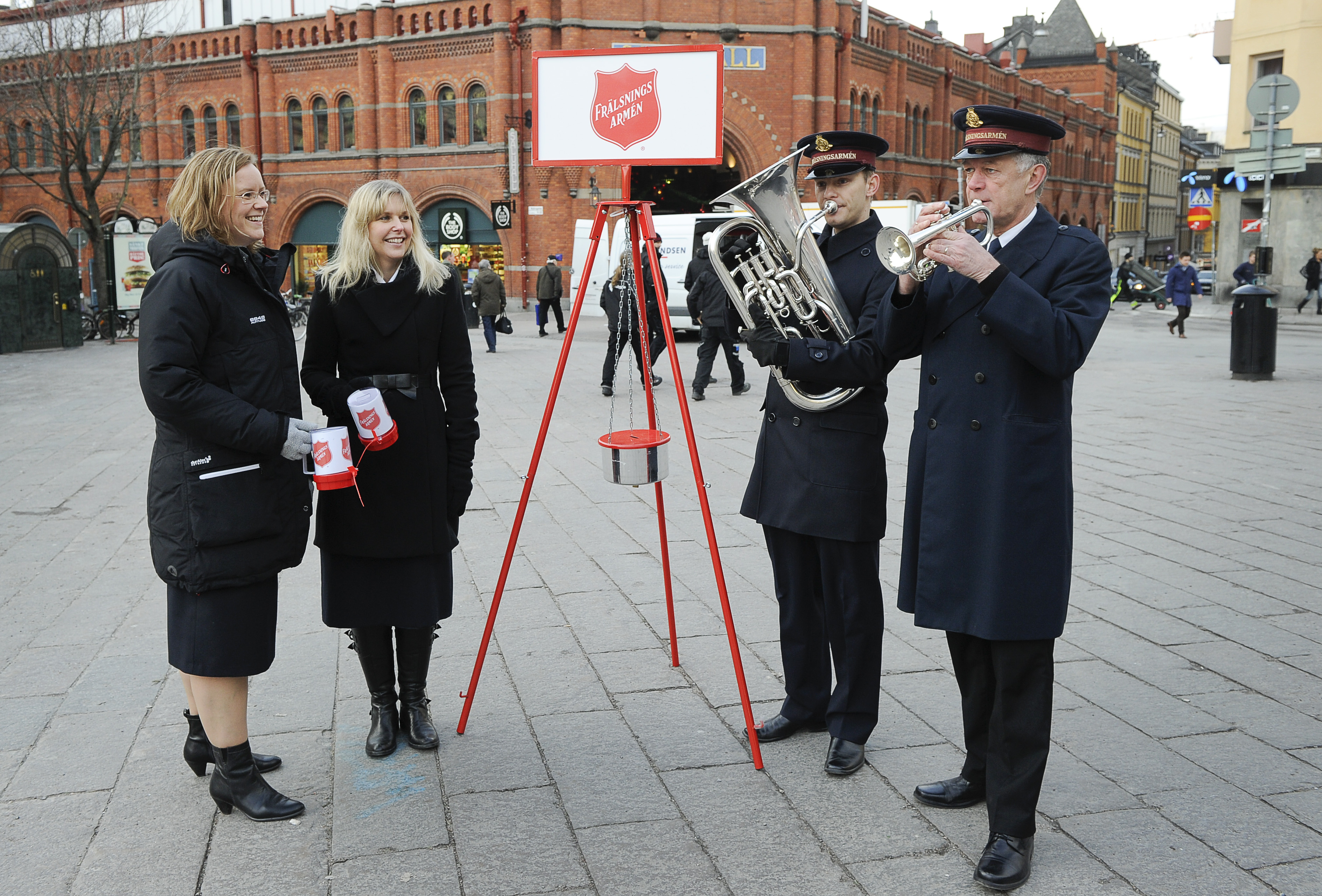 STOCKHOLM 20120113
Frälsningsarmén samlar in pengar på Östermalmstorg i Stockholm med hjälp av musik. 
Foto: Anders Wiklund / SCANPIX / Kod 10140