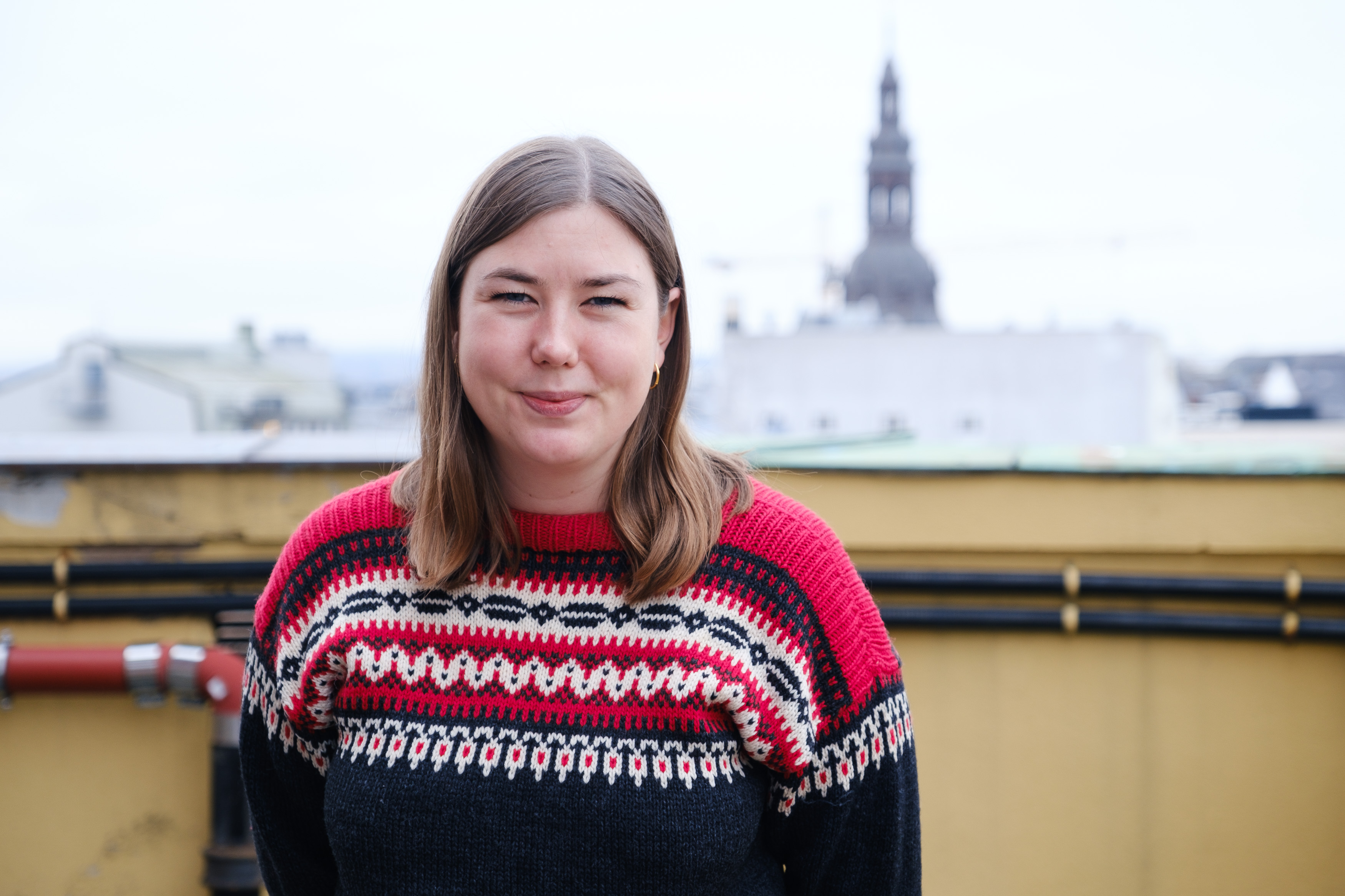 AUF-leder Astrid Hoem smiler på takterrassen over Youngstorget.