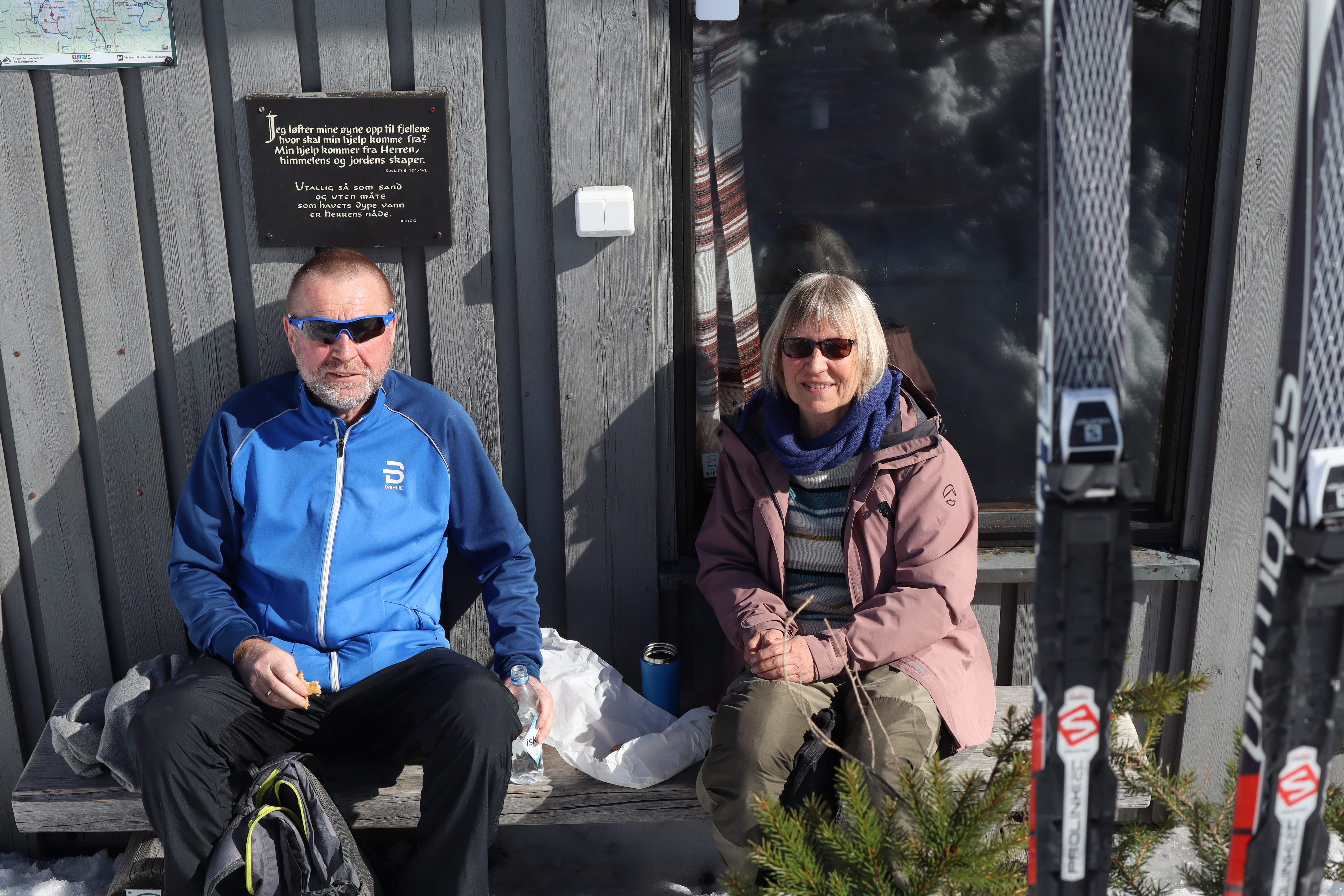 Hans og Liv Engebretsen koser seg i påskesola.