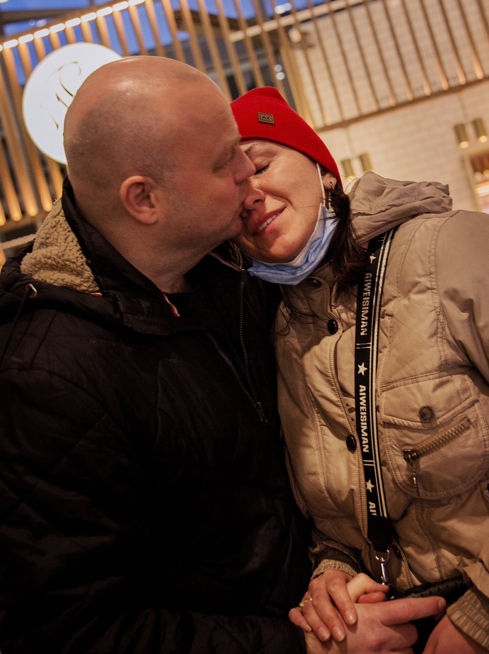 Fredrik Schei og forloveden Viktoria på Gardermoen 28. februar