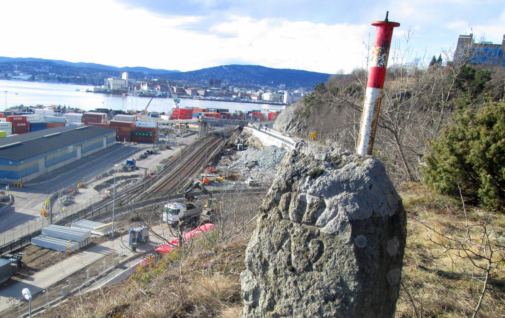 81 grensesteiner markerte den nye bygrensa i 1878. Rundt halvparten er bevart. Stein nummer 2 står fortsatt i Ekebergskråningen ovenfor Mosseveien, mellom Sjursøya og Karlsborgveien. De fleste av steinene av grorudgranitt, sannsynligvis framstilt ved steinverkene i Groruddalen.