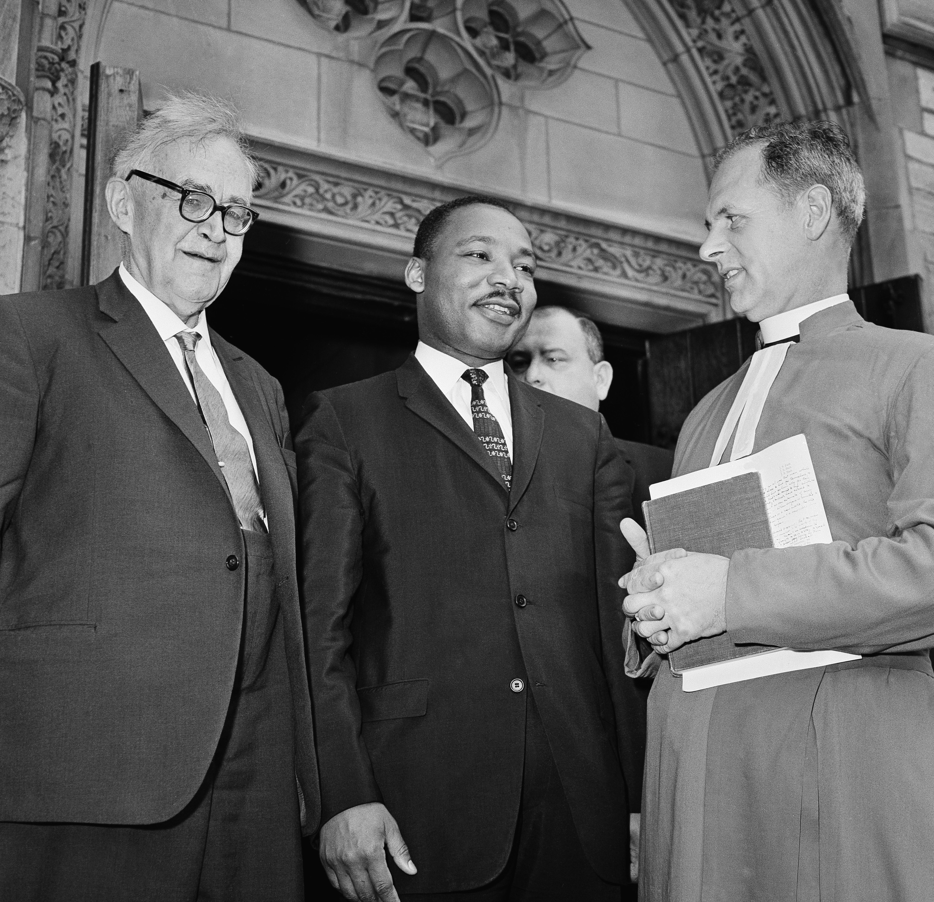 Den sveitiske teologen og filosofen Karl Barth sammen med Martin Luther King Jr.og universitetspresten Ernest Gordon i Princeton. Barth avviste at kristendom kunne betegnes som religion. Religion var noe helt annet, hevdet han.