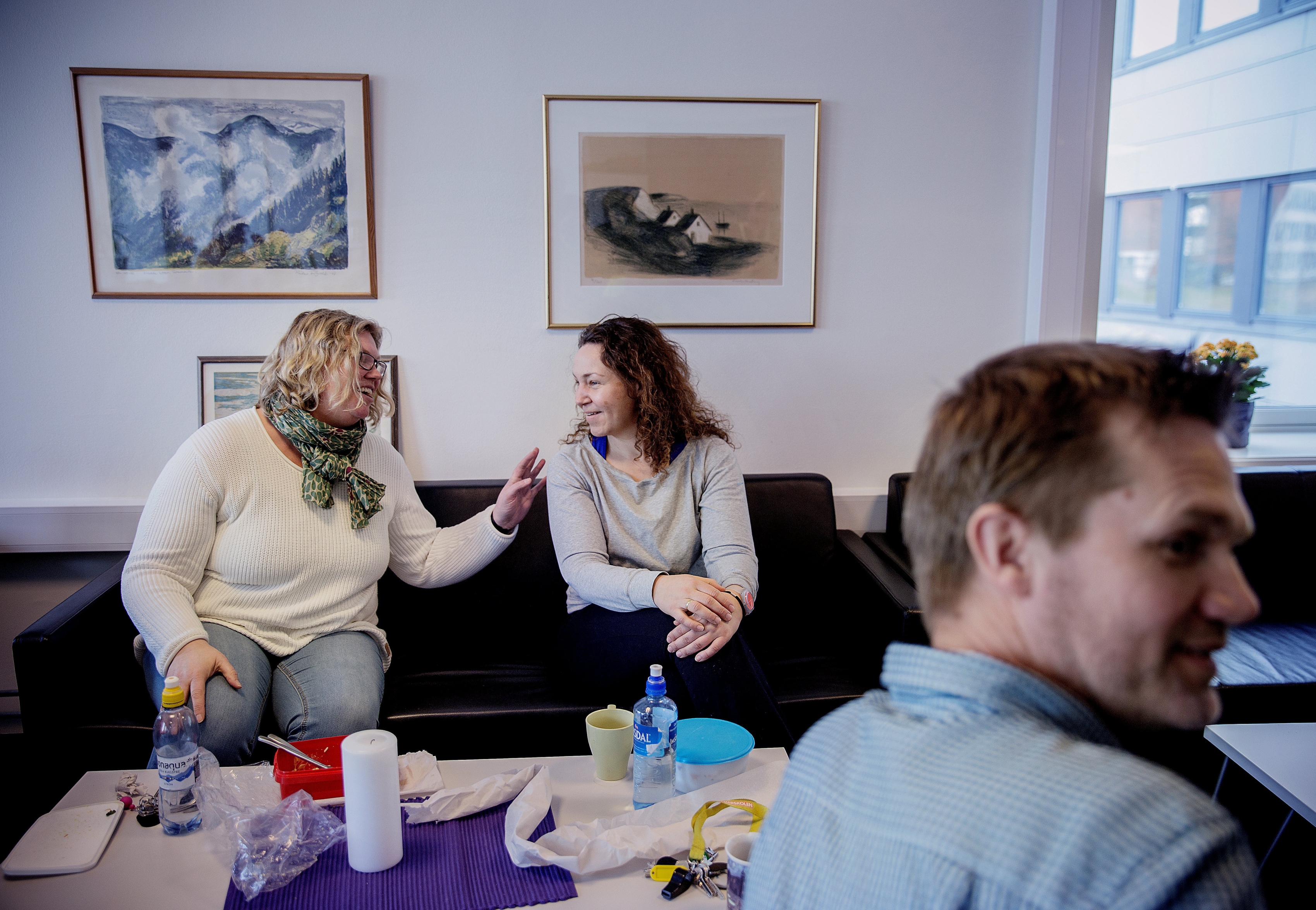 Den nye Østfold-L-en diskuteres iblant på lærerværelset på Bøler skole. F.v.: Lærerne Gøril Stenhaug og Hanne Foyn.