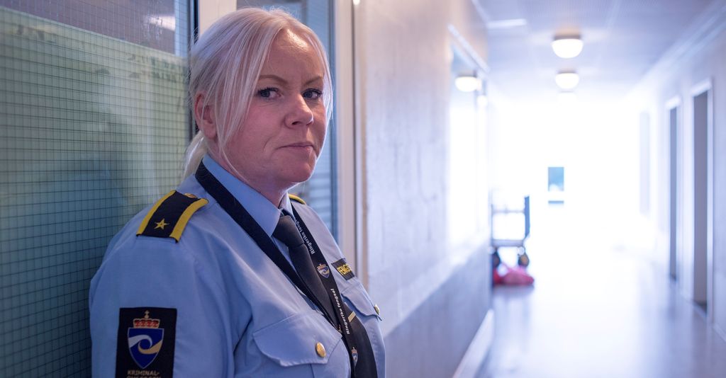 Fem betjenter på 30 innsatte er altfor lite for denne gruppa, advarer avdelingsleder Henriette Viker (47).