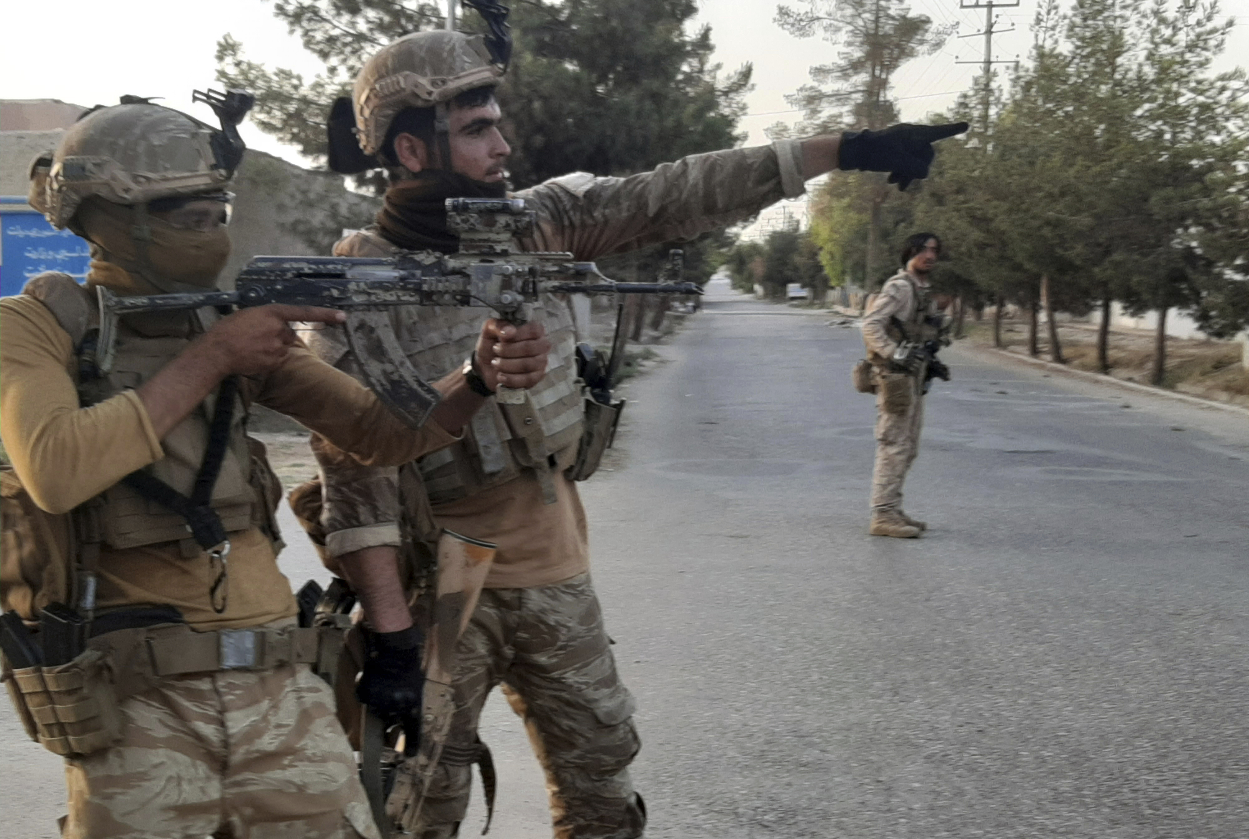 Afghanske soldater prøver å beholde kontrollen over Lashkar Gah i Helmand-provinsen. Faller byen, kan krigen mot Taliban ta en avgjørende vending. 
Foto: AP / NTB