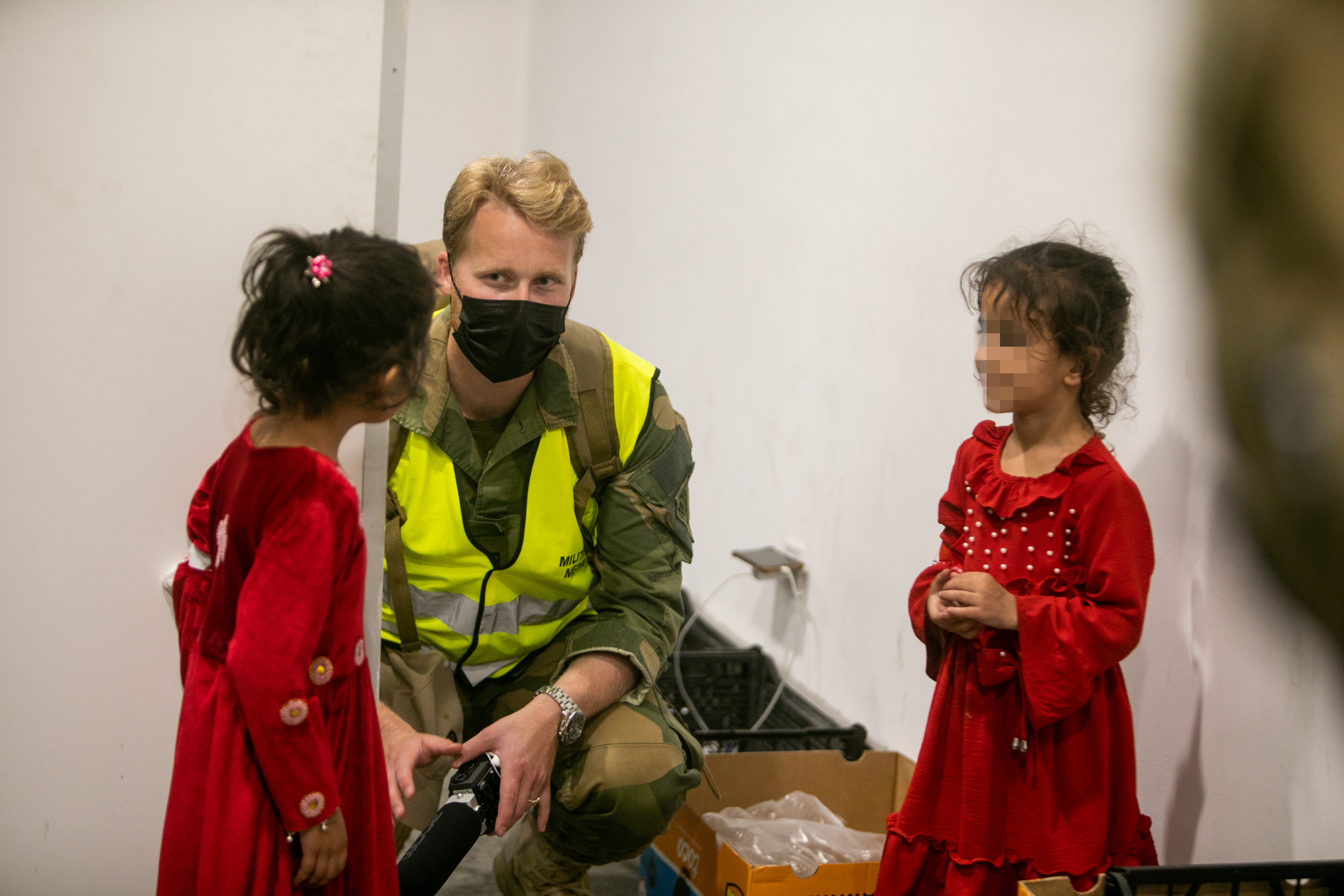 Soldater fra Brig Nord er på Tblisi Internasjonale flyplass og bistår iarbeidet med evakueringen av sivile ut av Kabul i Afghanistan.