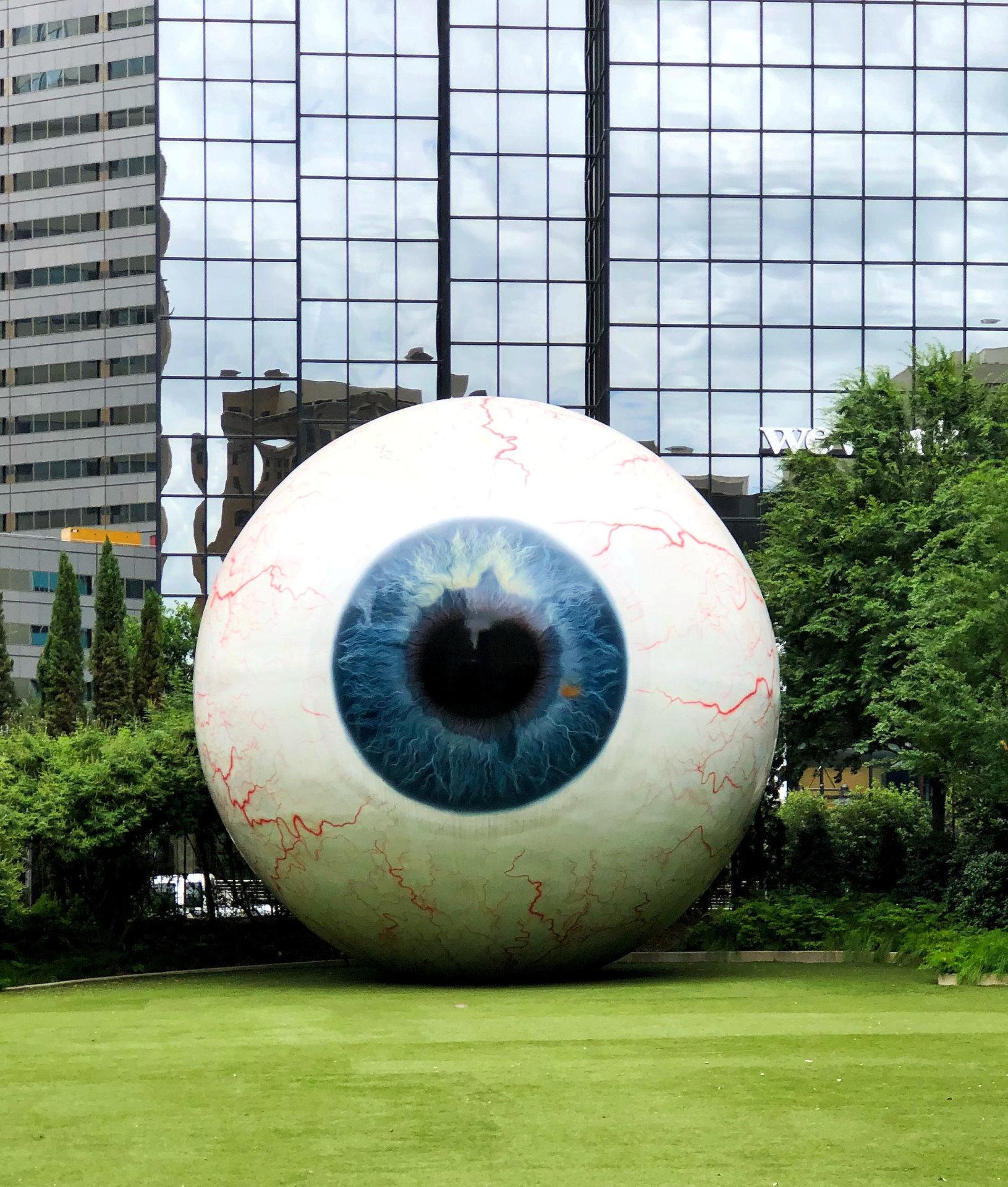 Det er vanskelig ikke å få øye på skulpturen «Eye» av Tony Tasset utenfor Joule Hotel i downtown Dallas.