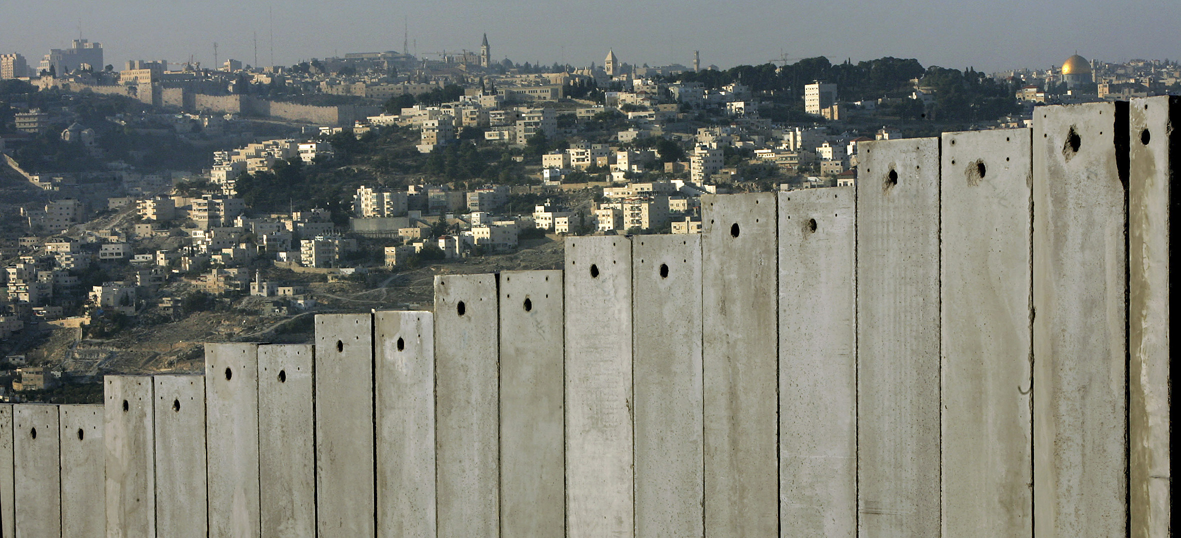 Noen kaller den apartheidmuren, men Israel påpeker at det er et sikkerhetsgjerde. Barrieren som skiller israelere og palestinere har høstet mye kritikk internasjonalt. Foto: Oded Balilty/AP/NTB scanpix 