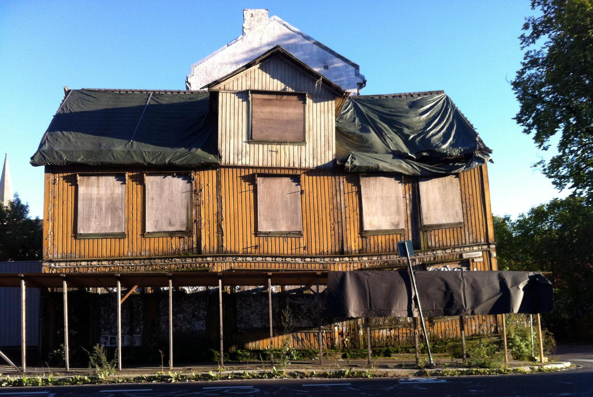 Trehusvillaen fra 1857, sånn den så ut i 2012. Tidlig i 2014 ble den til slutt revet.