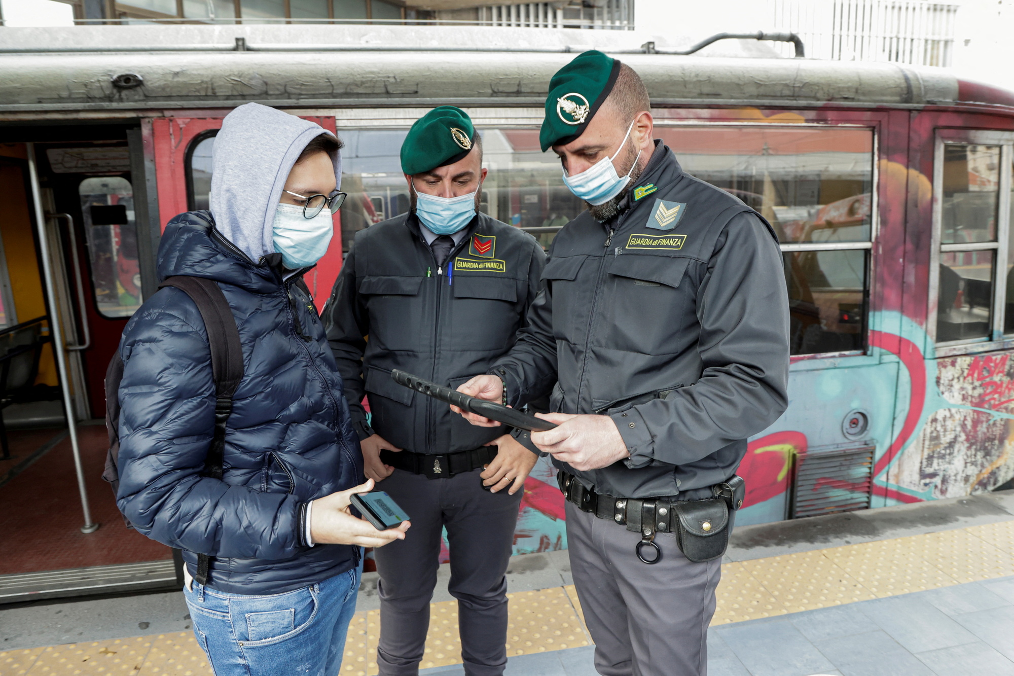 Koronapasset sjekkes hos en passasjer på togstasjonen i Napoli. Italia har hatt utstrakt bruk av koronasertifikat lenge, og har strammet inn.