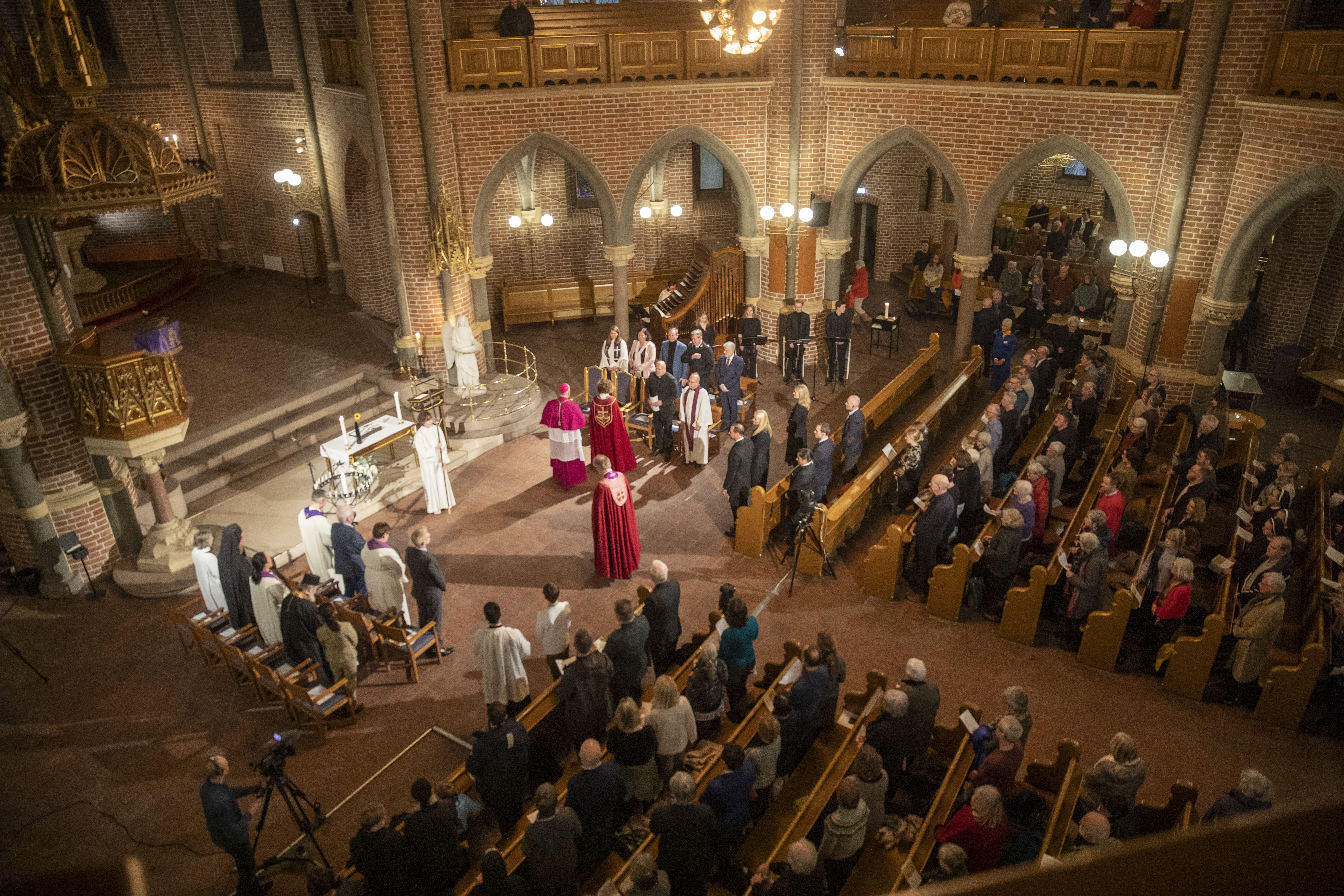 Kronprins Haakon og kronprinsesse Mette-Marit deltok på en fredsgudstjeneste i Trefoldighetskirken med bønn for Ukraina. Foto: Tom Hansen / NTB