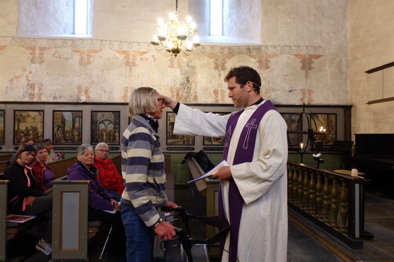 I Stiklestad kirke velsigner prest Gaute Aune Aurdal pilegrim Sissel Tytlandsvig