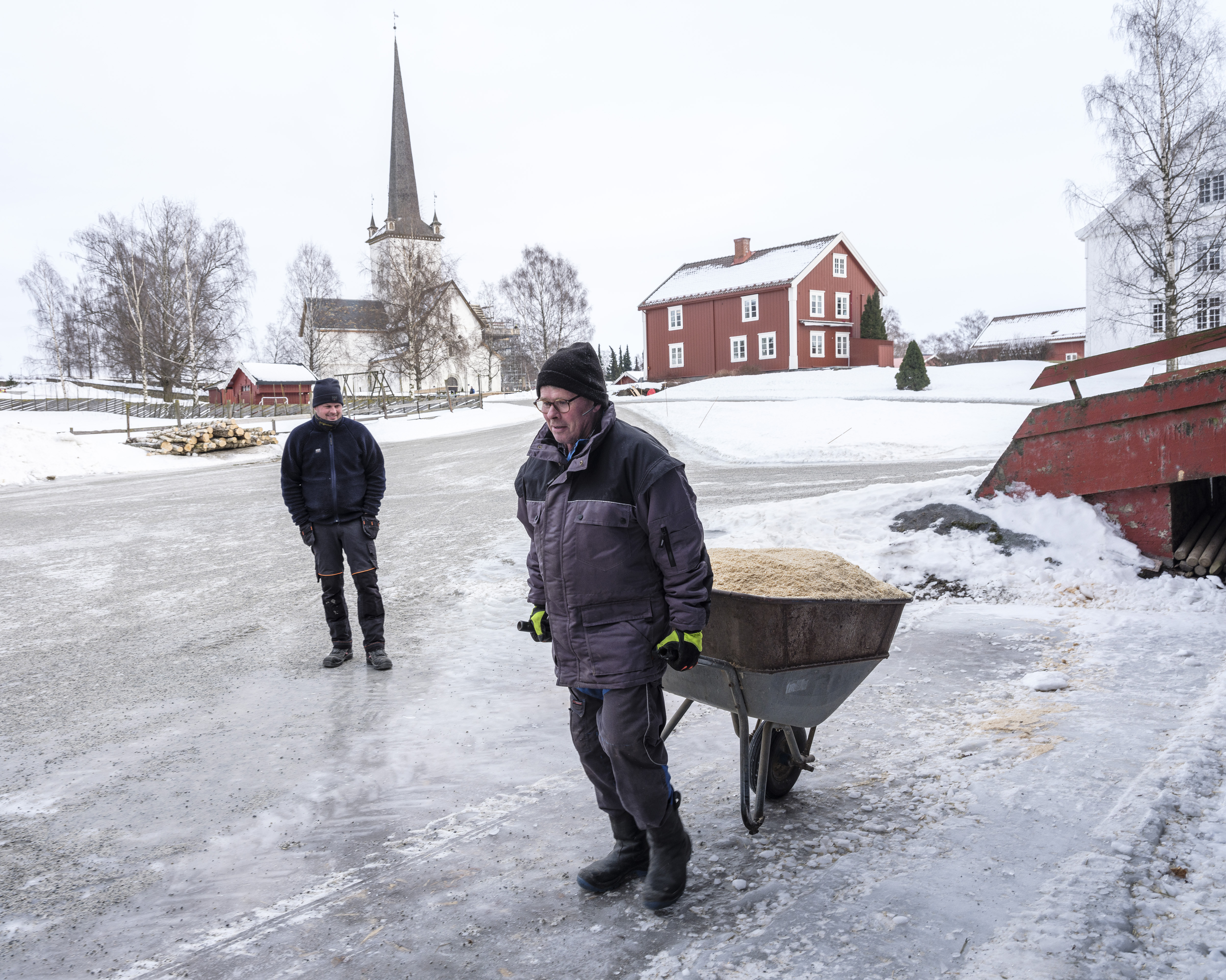 Schjerpen-familien har gjennom generasjoner lagt ned arbeidstimer og kroner på å drive prestegården på Moelv. Nå skal fremtiden bestemmes av en stortingsmelding.