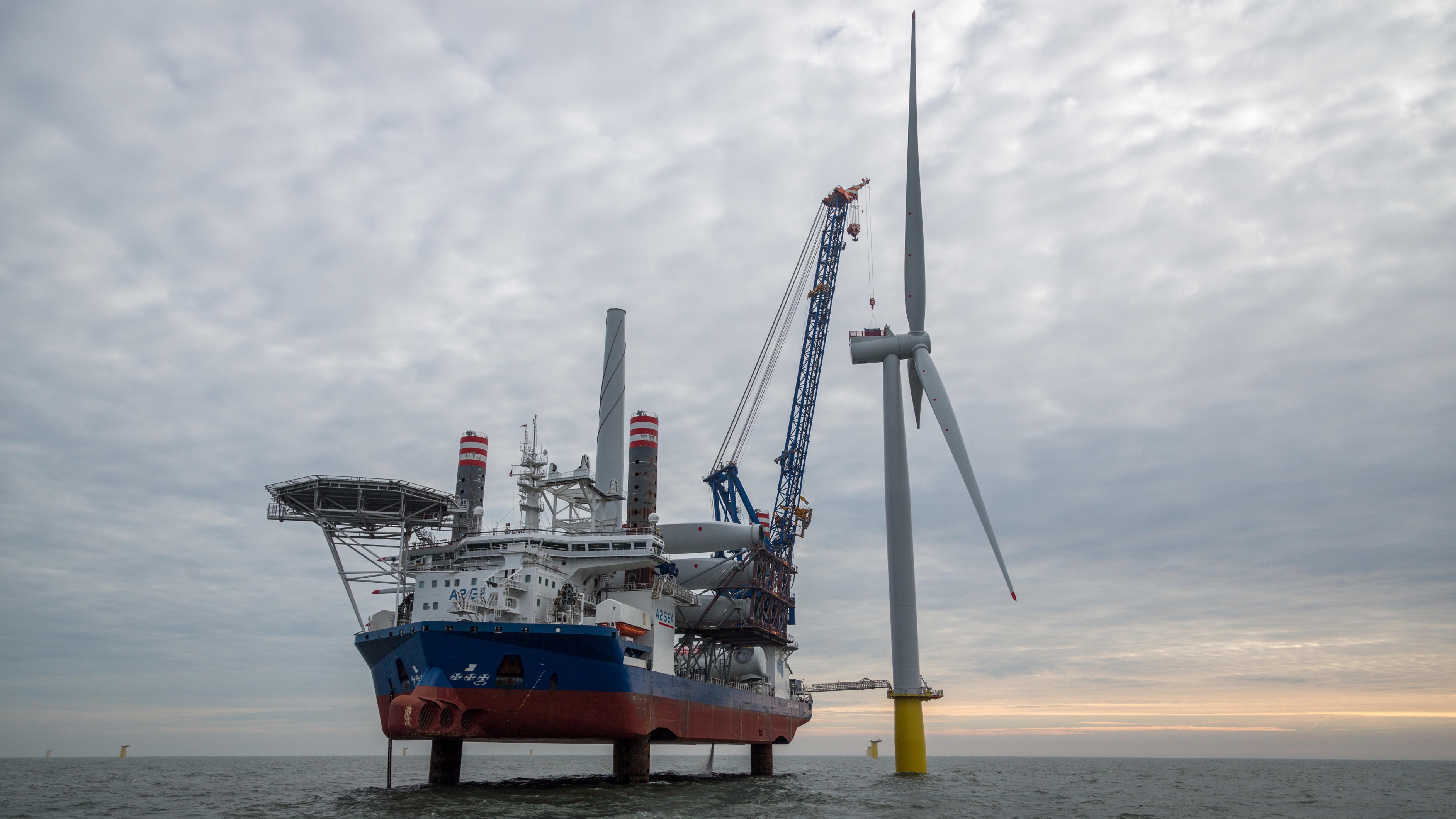 Mens det fortsatt ikke satses på offshore vind i Norge, åpnes det stadig vekk nye anlegg i utlandet. Bildet viser monteringen av en av vindturbinene som er del av Statoil-prosjektet Dudgeon Offshore Wind Park utenfor Norfolk på den engelskse østkysten. Den første vindmøllen  begynte å levere strøm 7. februar. I slutten av året begynner også strømleveransene fra verdens første flytende vindmøllepark utenfor Peterhead i Skottland, varsler Statoil. 