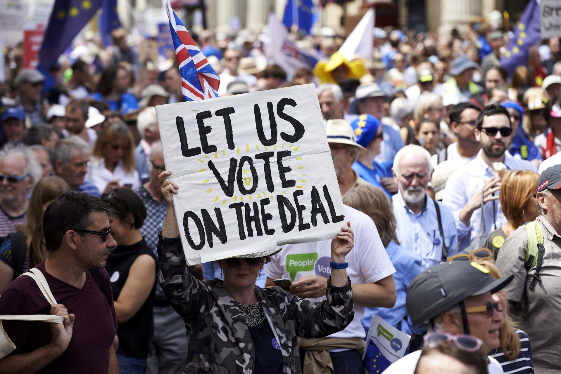 BEVEGELSE: Stadig flere stiller seg bak kravet om en avstemning om den endelige avtalen. I juni marsjerte tusenvis av mennesker i London. FOTO: NTB SCANPIX